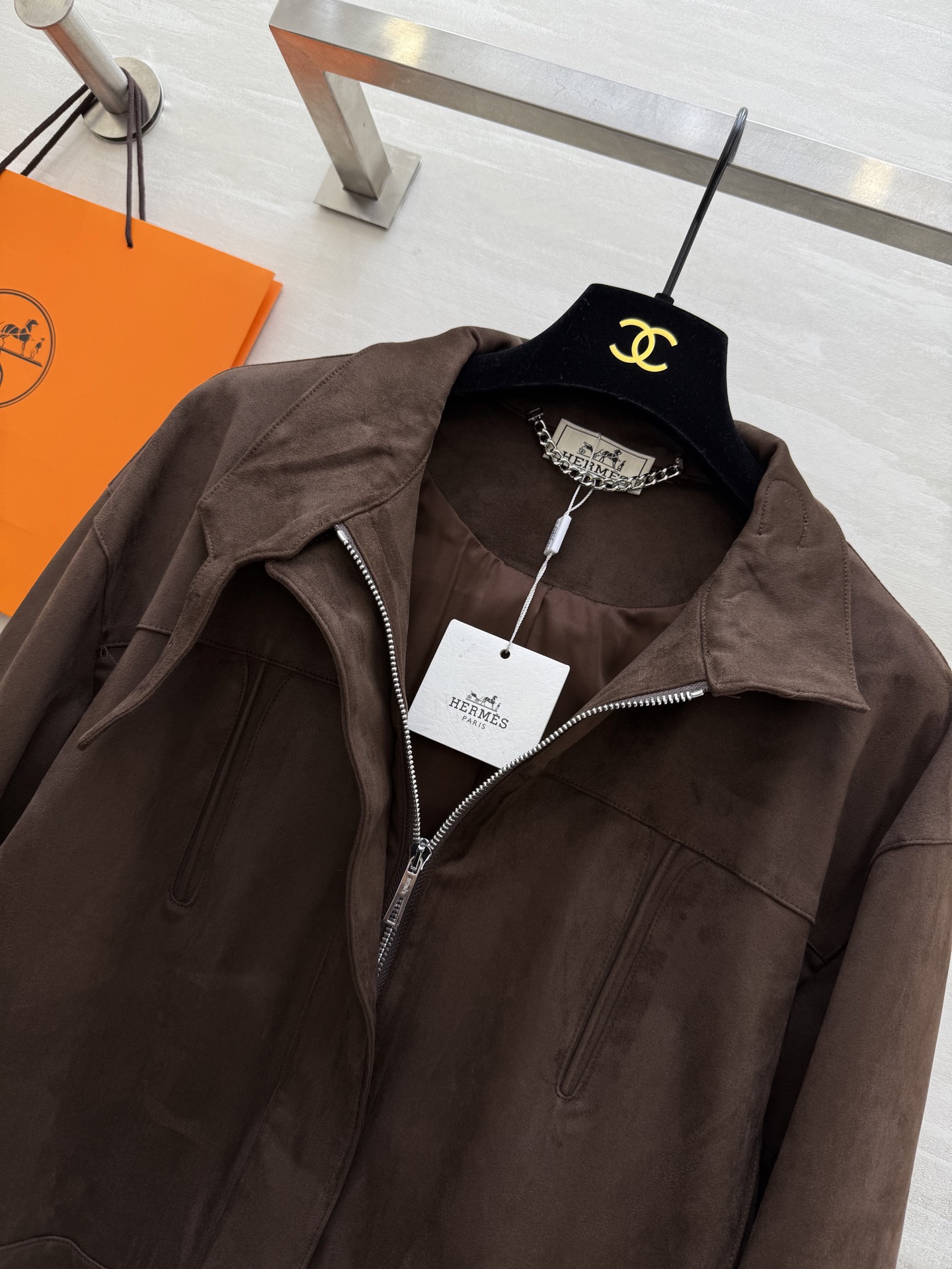 #Herme♡²⁶新款 棕色麂皮绒短款夹克 立领设计复古时髦 短款剪裁超显高 麂皮绒材质柔软有质感 高品