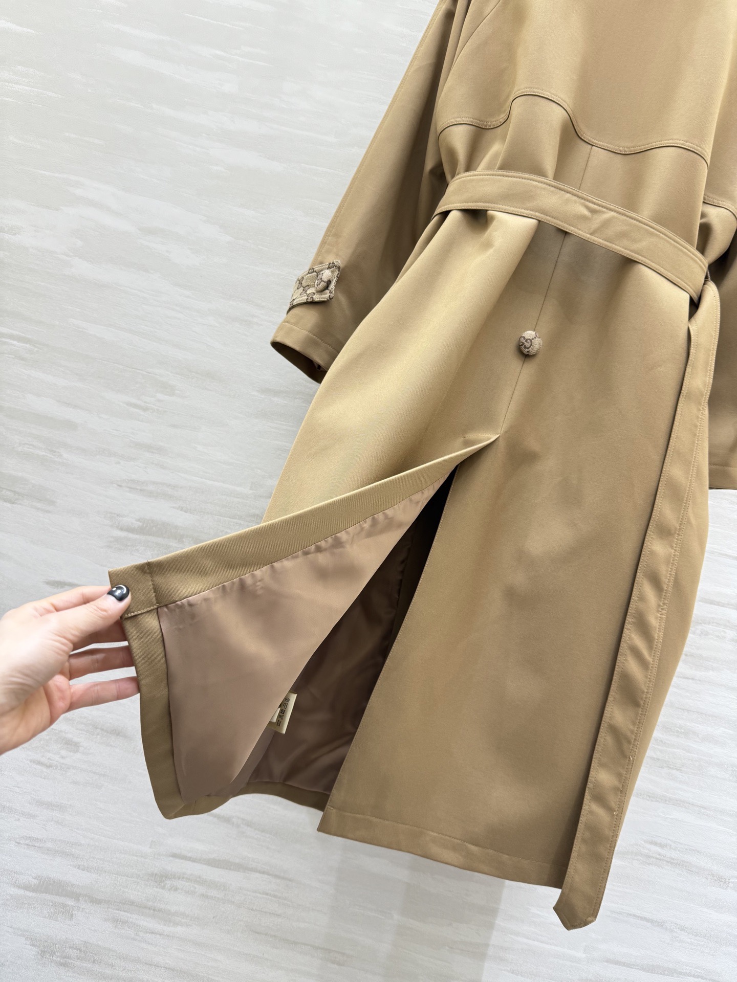 #Gucc♡²⁶新款 卡其色双排扣风衣 经典廓形 腰带收腰 轻松勾勒身材比例 袖口和口袋盖拼接GG提花辨