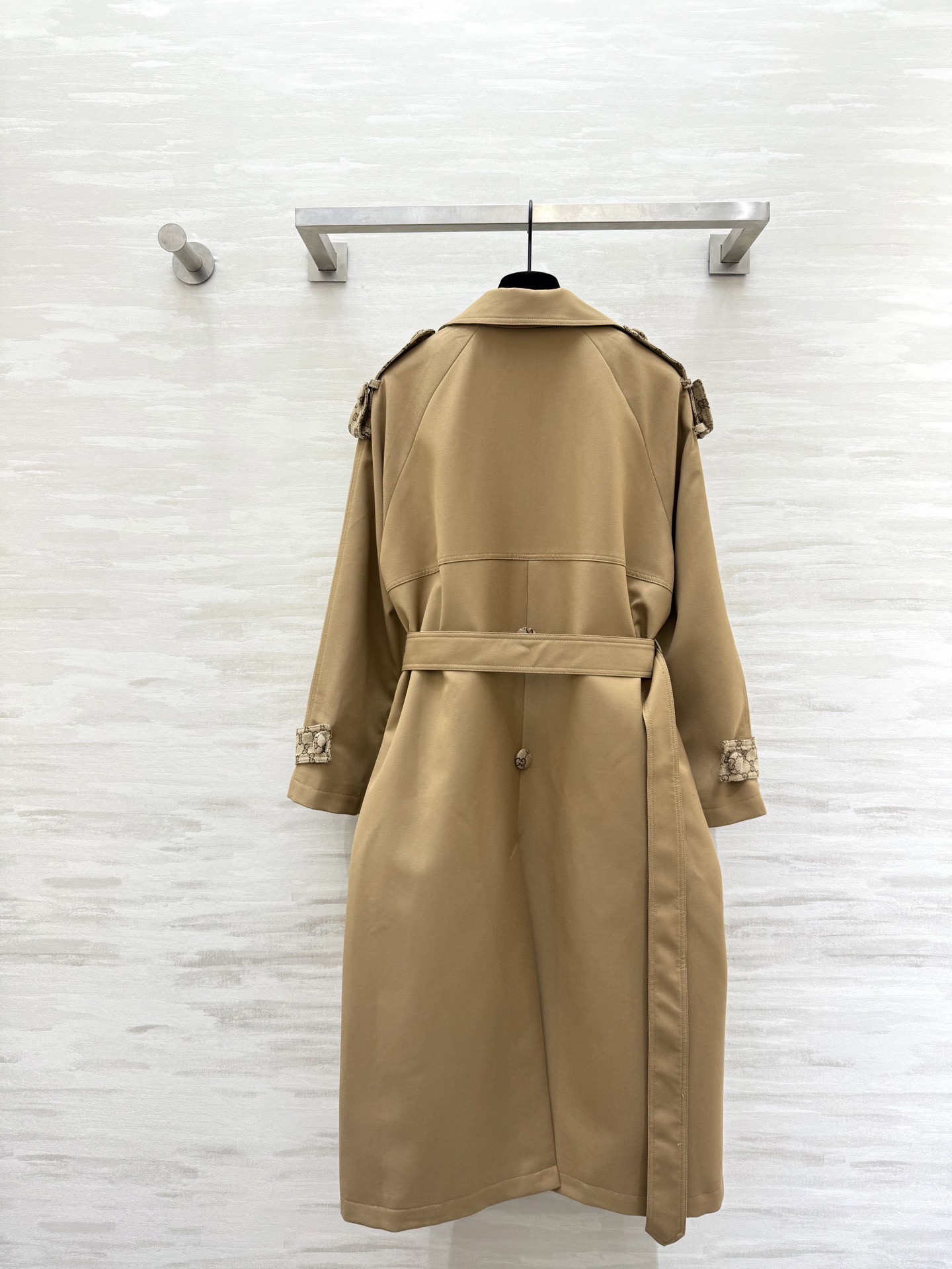 #Gucc♡²⁶新款 卡其色双排扣风衣 经典廓形 腰带收腰 轻松勾勒身材比例 袖口和口袋盖拼接GG提花辨