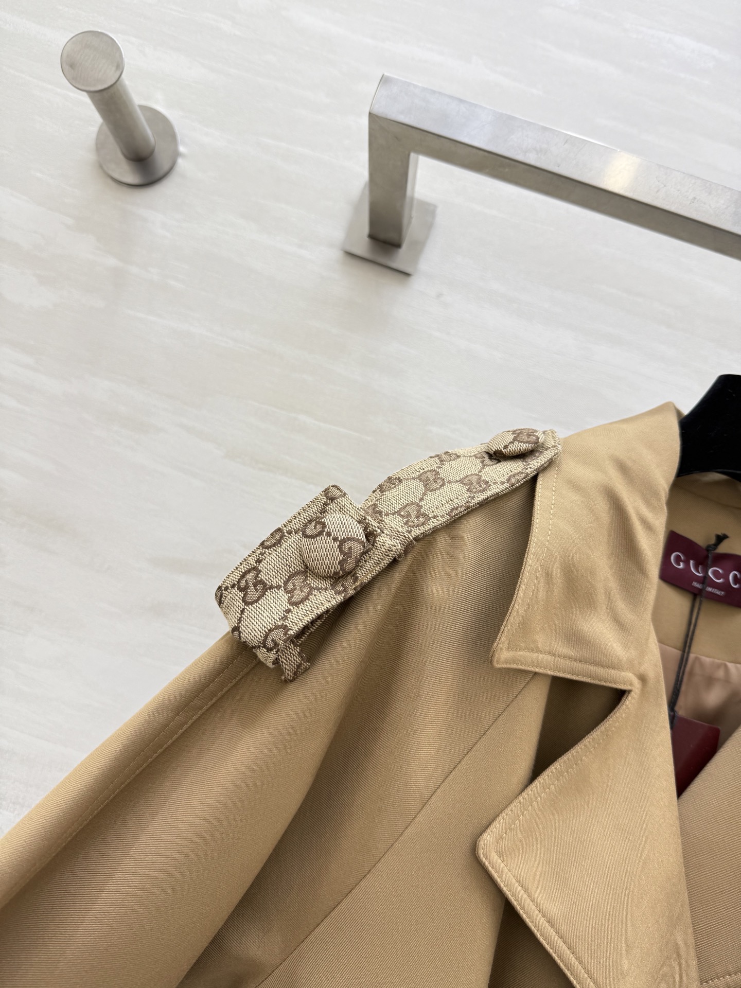 #Gucc♡²⁶新款 卡其色双排扣风衣 经典廓形 腰带收腰 轻松勾勒身材比例 袖口和口袋盖拼接GG提花辨