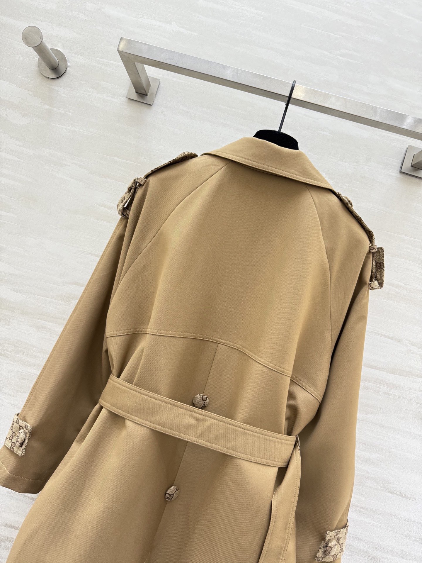 #Gucc♡²⁶新款 卡其色双排扣风衣 经典廓形 腰带收腰 轻松勾勒身材比例 袖口和口袋盖拼接GG提花辨