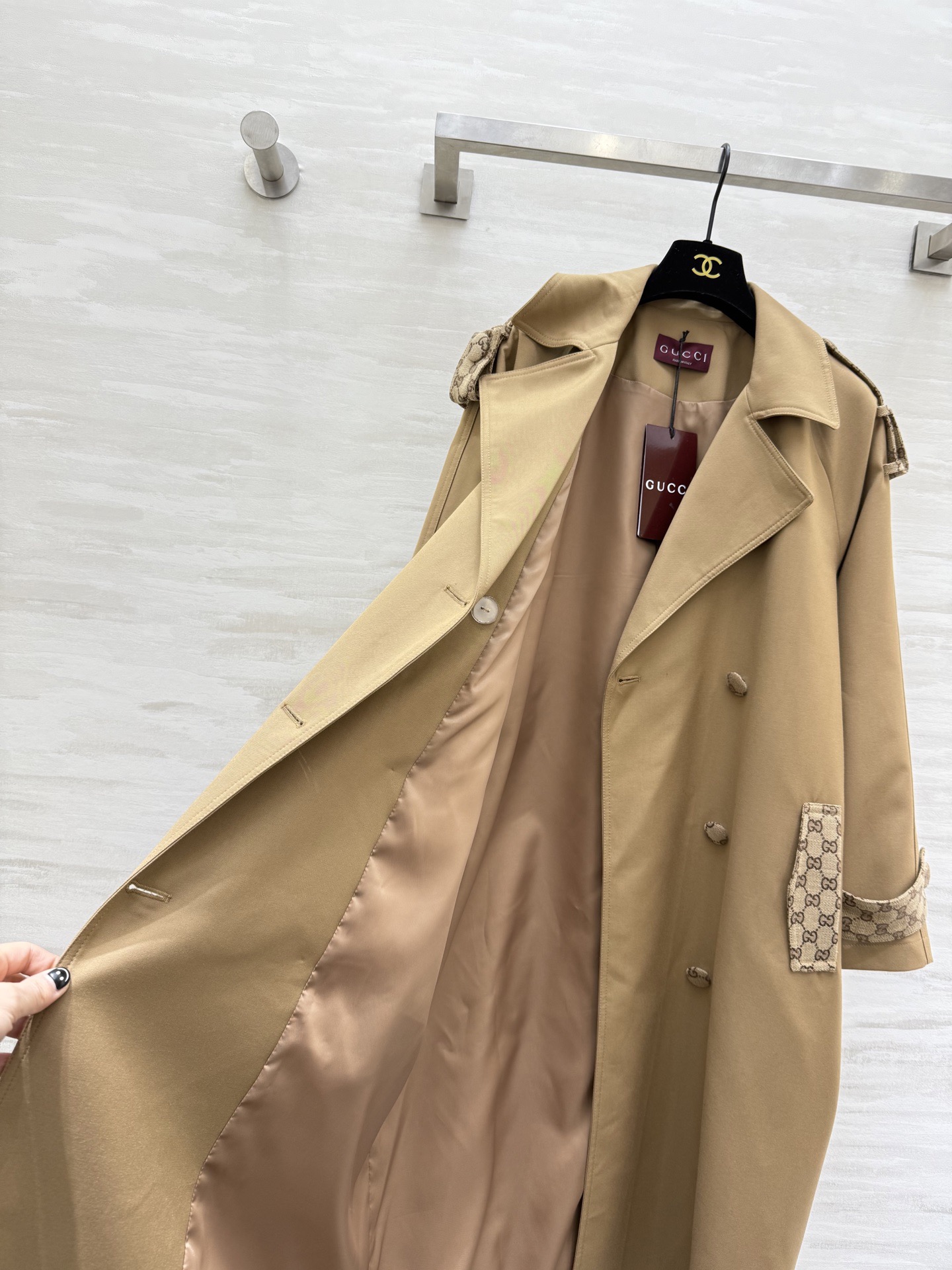 #Gucc♡²⁶新款 卡其色双排扣风衣 经典廓形 腰带收腰 轻松勾勒身材比例 袖口和口袋盖拼接GG提花辨