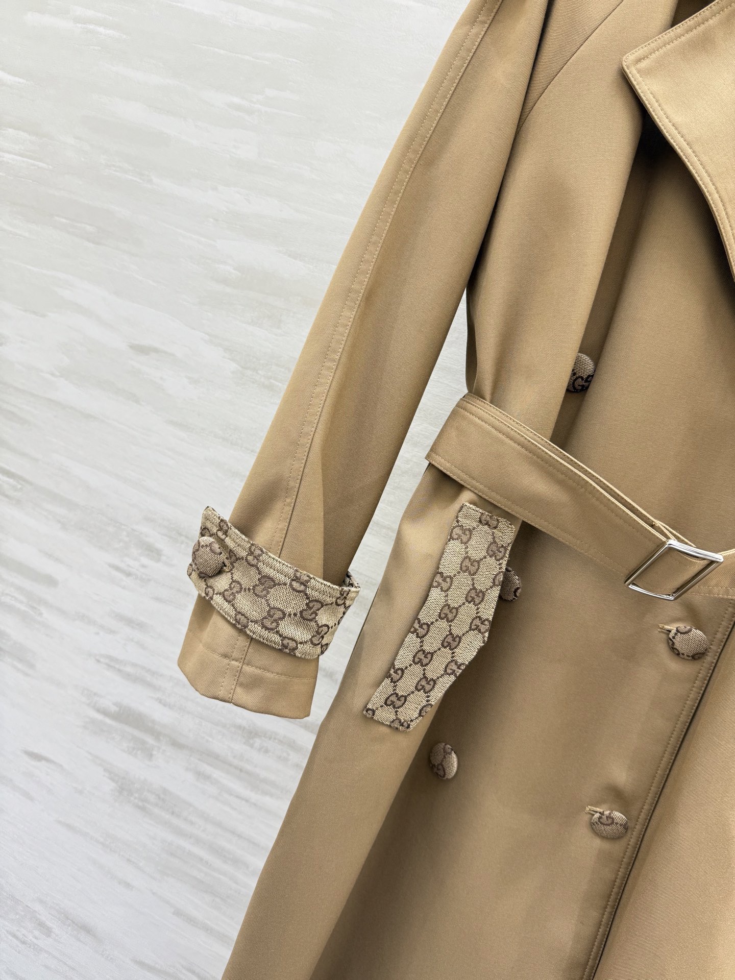 #Gucc♡²⁶新款 卡其色双排扣风衣 经典廓形 腰带收腰 轻松勾勒身材比例 袖口和口袋盖拼接GG提花辨