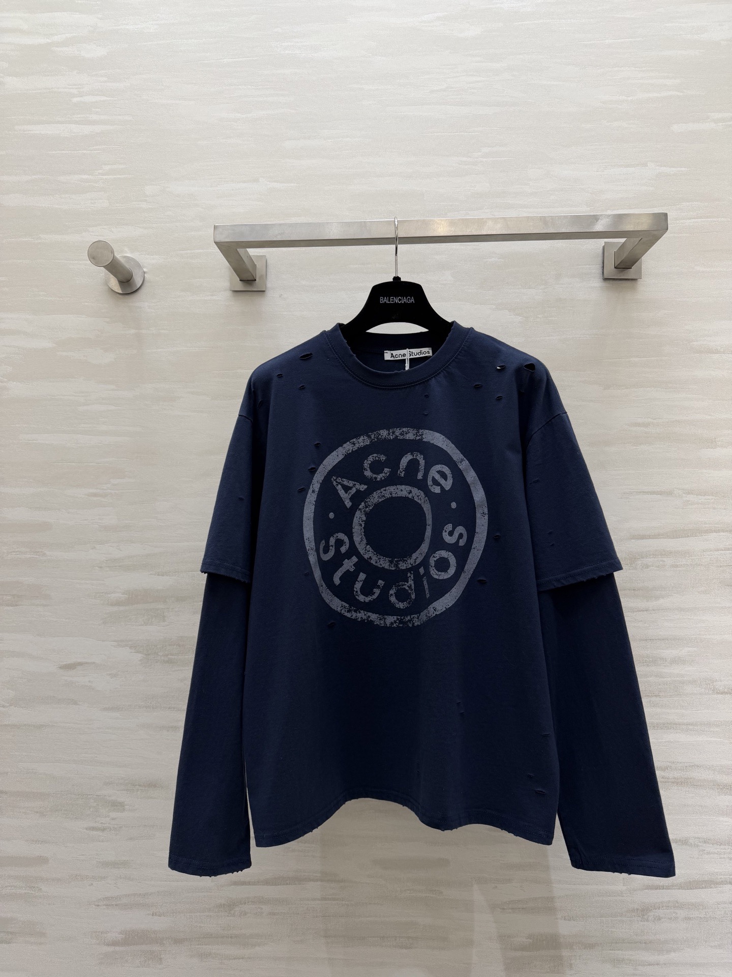 NO:737340,Two fake long-sleeved pieces with badges. So handsome!  !  The brave ones enjoy it first. Who knows!  Full of gold, you will fall in love with the blue color at first sight. High-quality customization. Available in stock first size S/M/L (S size shoulder width 50, bust 114, length 68),,19860909徽章假两件长袖 太太太帅了！！ 勇敢的人先享受 谁懂！含金量十足 一眼就爱上的蓝色 高品质定制 现货首发sizeS/M/L（s码肩宽50,胸围114,衣长68）,,,Women's clothing