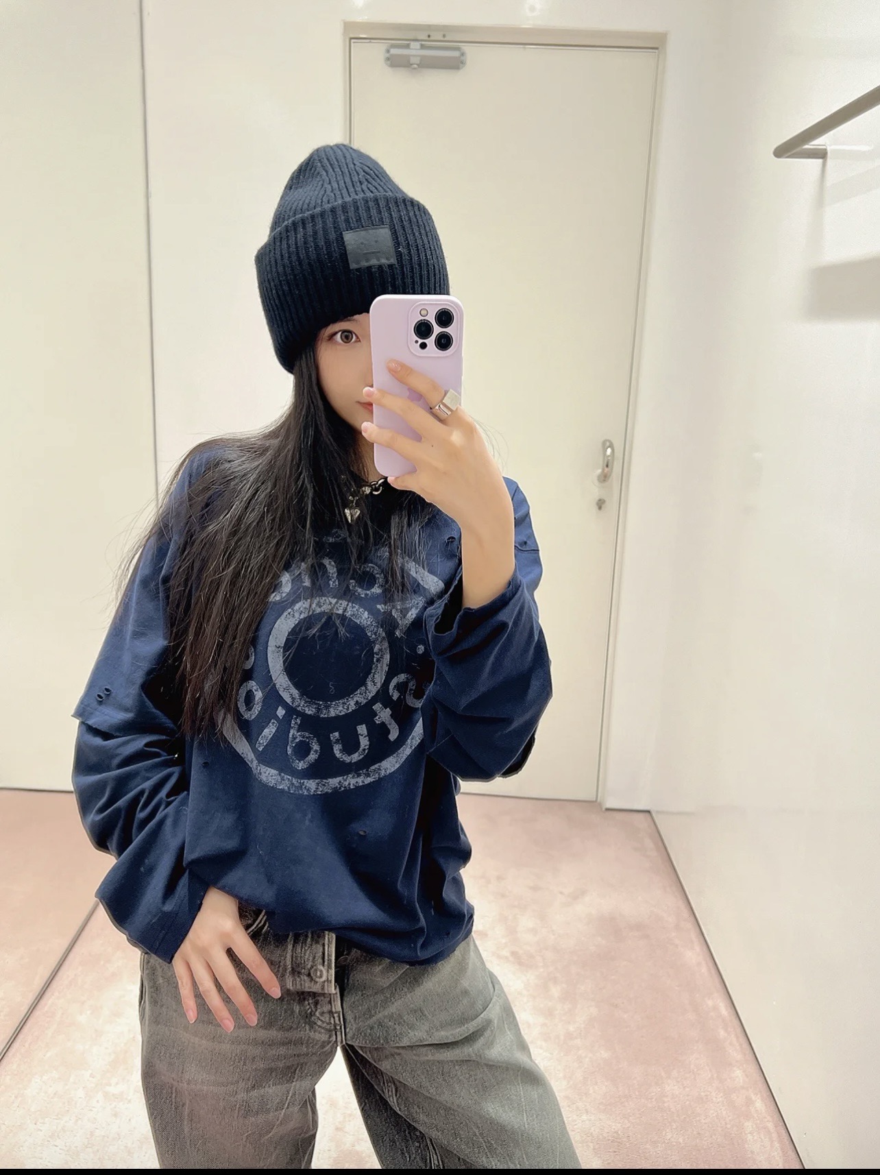 NO:737341,The exclusive sense of laziness of 'effortless elegance' still continues the distressed design. The new fake two-piece roundel series. This super white navy blue color really fell in love at first sight!  ,,19860909“毫不费力的贵气感” 的专属慵懒感,依旧延续破洞做旧的设计 圆标系列新款假两件 这期超显白的藏蓝色真的一眼就爱上了！,,,Women's clothing