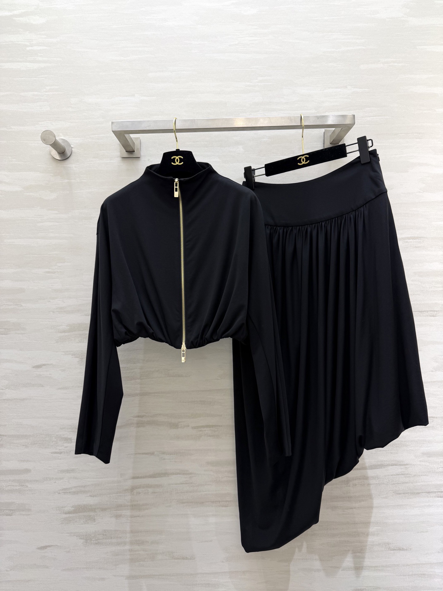 NO:737337,#ALA's new irregular suit. The acetate blended fabric is skin-friendly and comfortable. It looks super high-end when worn. High collar + zipper design. Elastic splicing at the waist to modify the body shape and is comfortable. The hem is irregularly cut and full of layers. The upper body of the set is simple and has a sense of design. A must-have for fashionistas!  High-quality customization, available in stock first size S/M/L (S size bust 108, length 38, waist 66, skirt length 90),,skirts,19860909#ALA新款 不规则套装 醋酸混纺面料亲肤舒适 穿上超显高级感 高领+拉链设计 腰部弹力拼接 修饰身形又舒适 下摆不规则剪裁 层次感满满 整套上身简约又有设计感 时髦精必入！高品质定制 现货首发sizeS/M/L（s码胸围108,衣长38,腰围66,裙长90）,,skirts,,Women's clothing