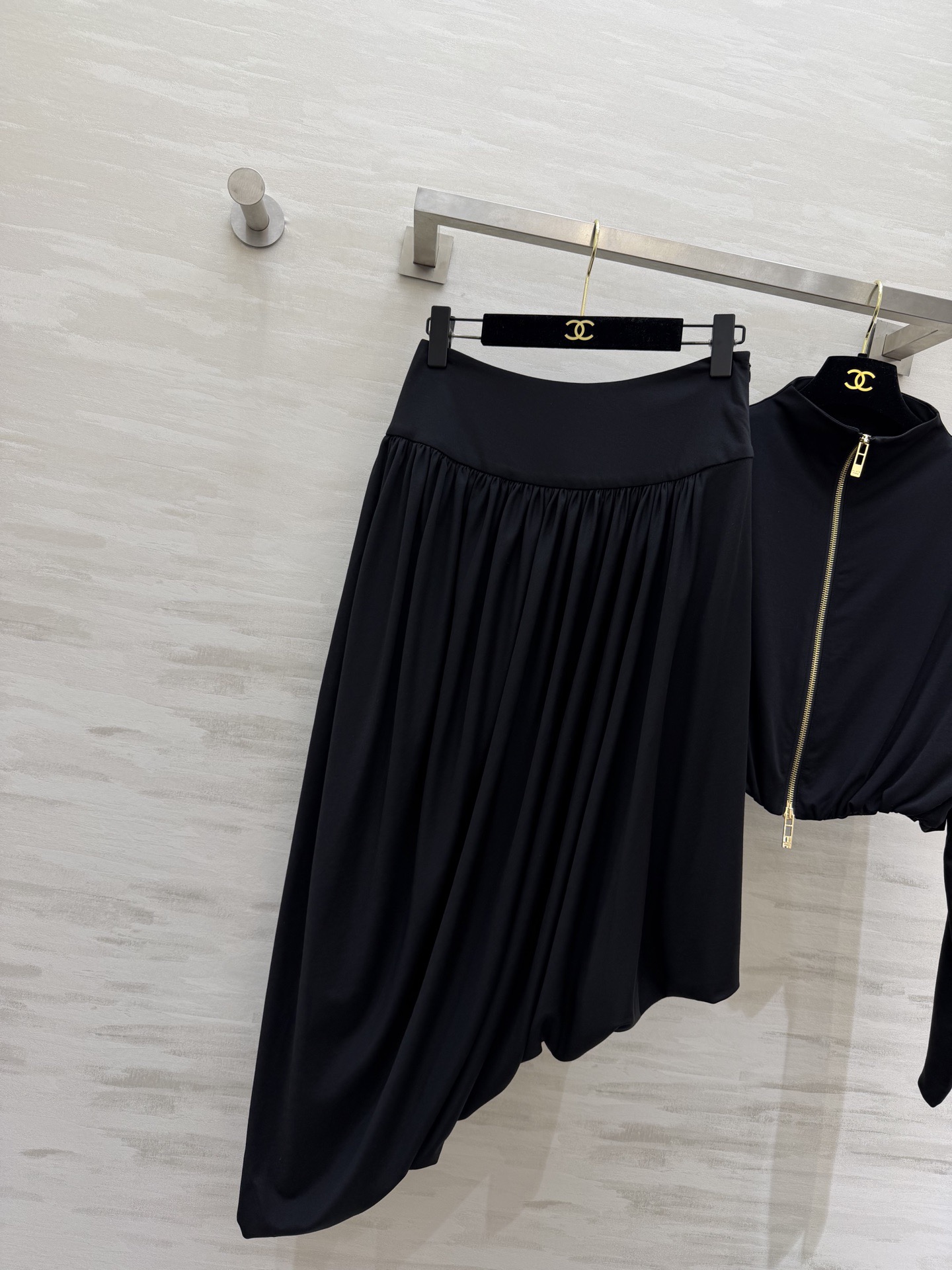 #ALA♡²⁶新款 不规则套装 醋酸混纺面料亲肤舒适 穿上超显高级感✨ 高领+拉链设计 腰部弹力拼接 修