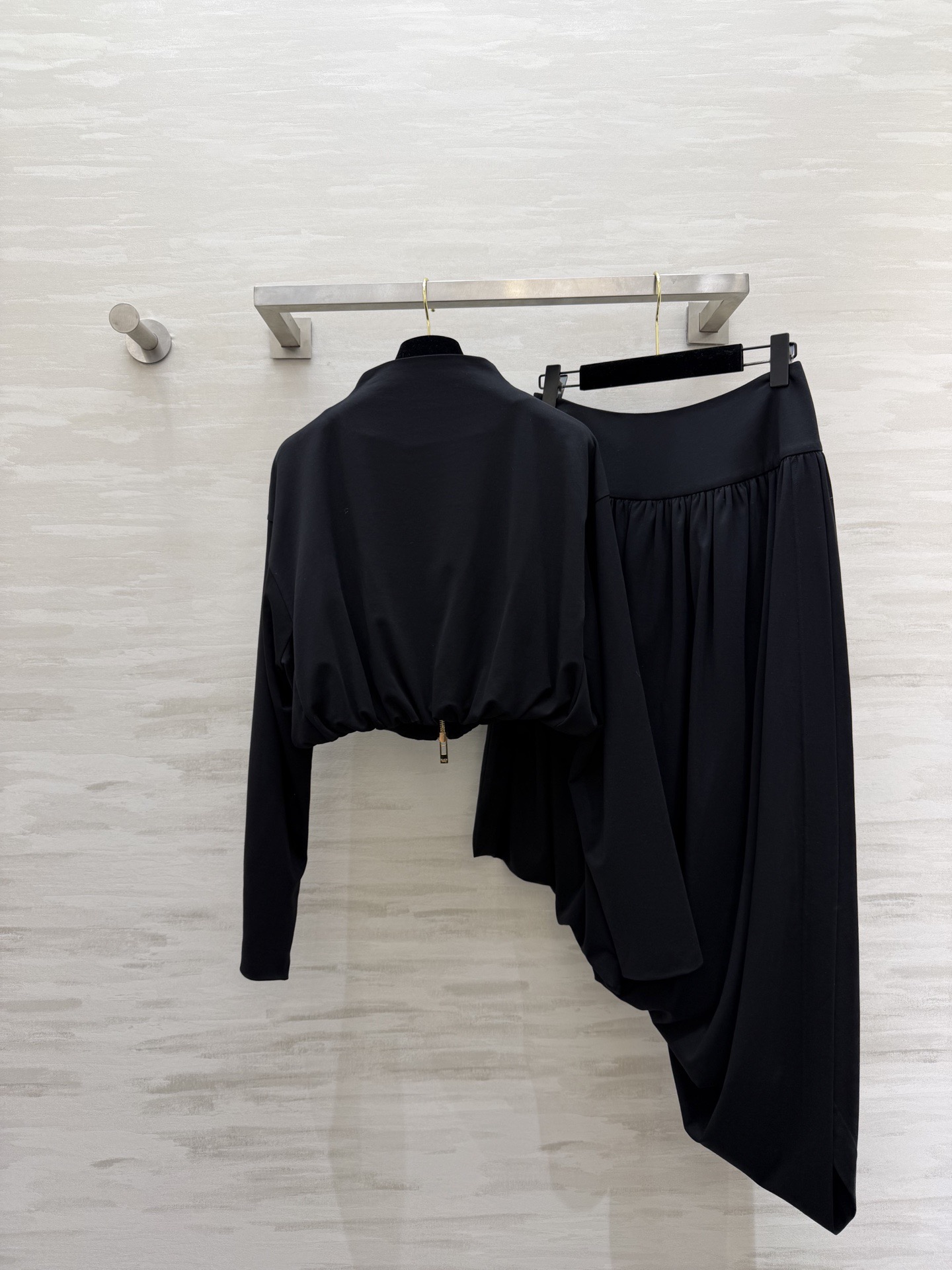 #ALA♡²⁶新款 不规则套装 醋酸混纺面料亲肤舒适 穿上超显高级感✨ 高领+拉链设计 腰部弹力拼接 修