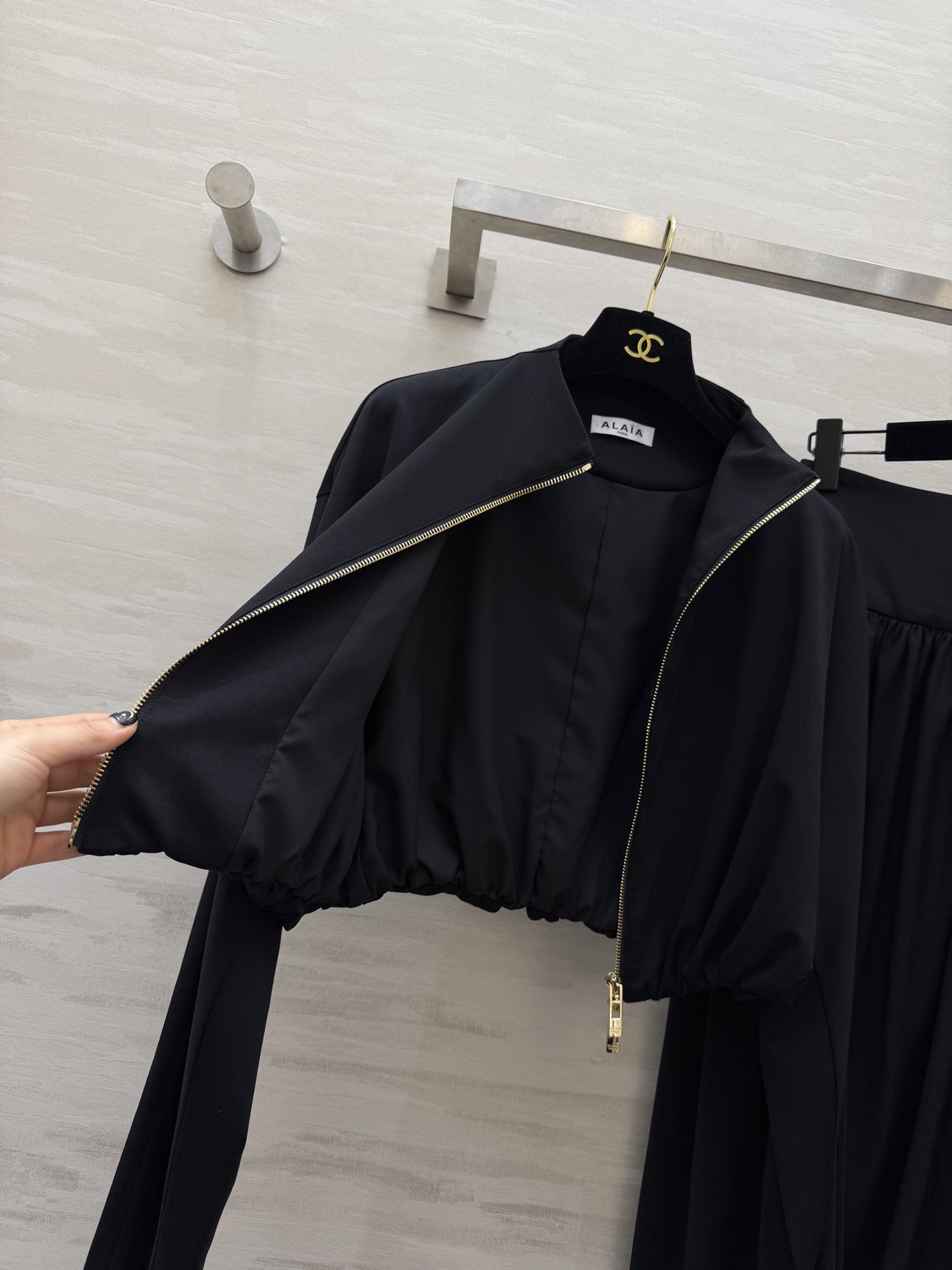 #ALA♡²⁶新款 不规则套装 醋酸混纺面料亲肤舒适 穿上超显高级感✨ 高领+拉链设计 腰部弹力拼接 修