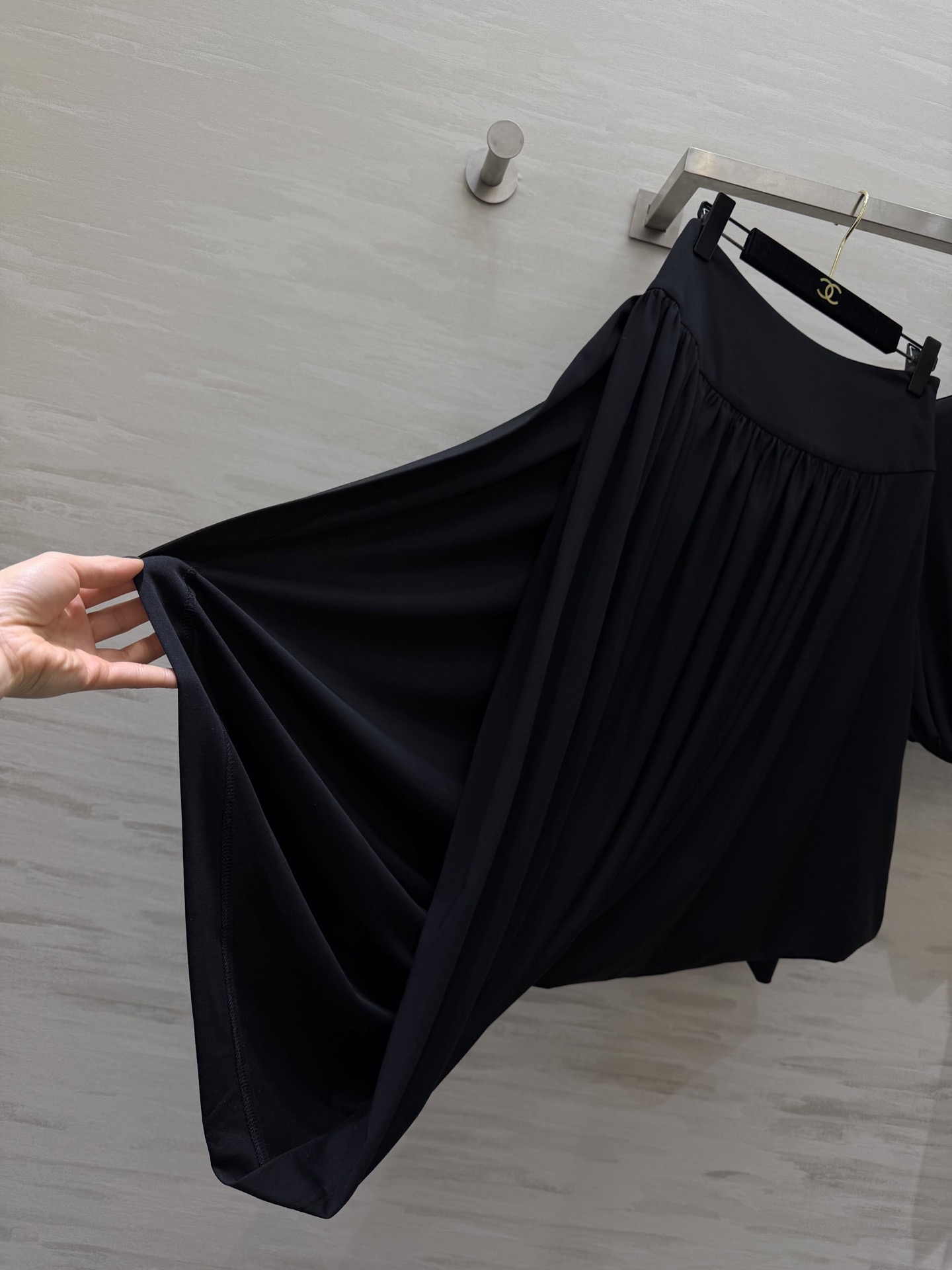 #ALA♡²⁶新款 不规则套装 醋酸混纺面料亲肤舒适 穿上超显高级感✨ 高领+拉链设计 腰部弹力拼接 修