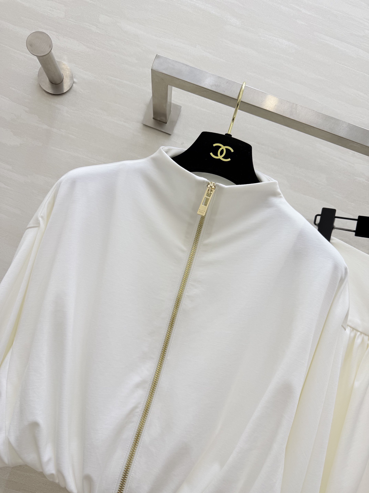 #ALA♡²⁶新款 不规则套装 醋酸混纺面料亲肤舒适 穿上超显高级感✨ 高领+拉链设计 腰部弹力拼接 修