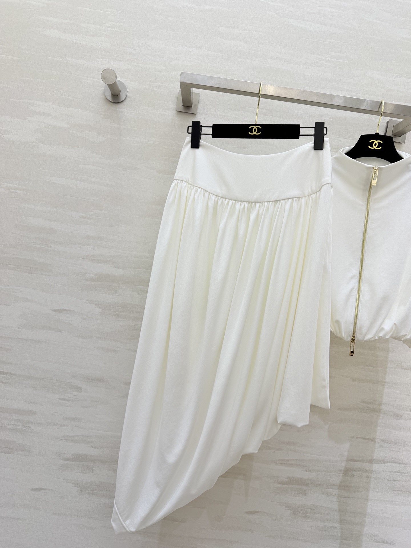 #ALA♡²⁶新款 不规则套装 醋酸混纺面料亲肤舒适 穿上超显高级感✨ 高领+拉链设计 腰部弹力拼接 修