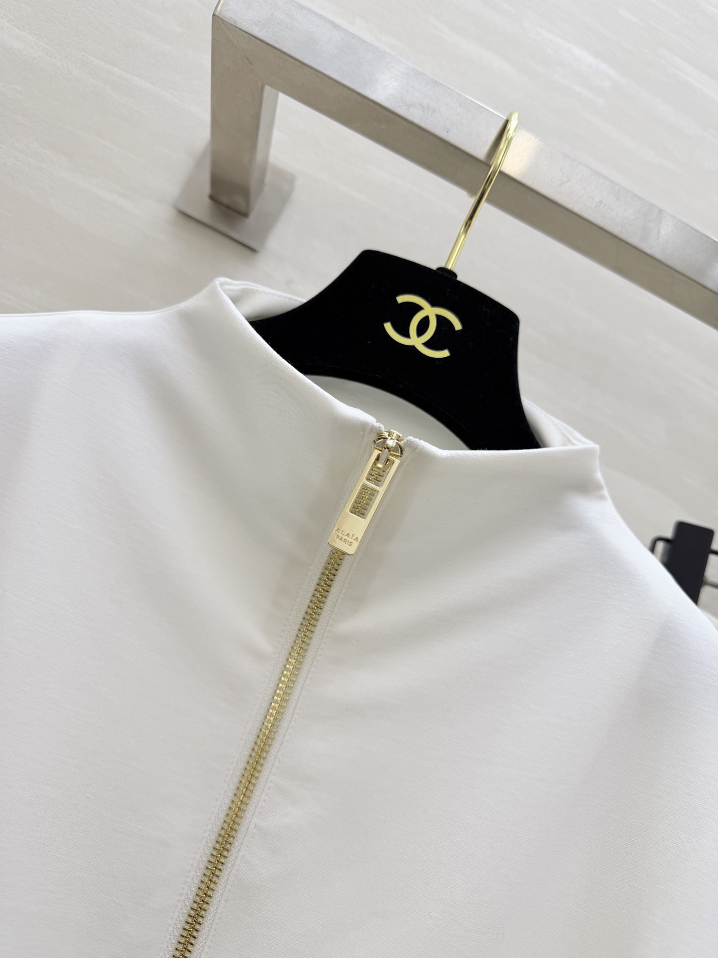 #ALA♡²⁶新款 不规则套装 醋酸混纺面料亲肤舒适 穿上超显高级感✨ 高领+拉链设计 腰部弹力拼接 修