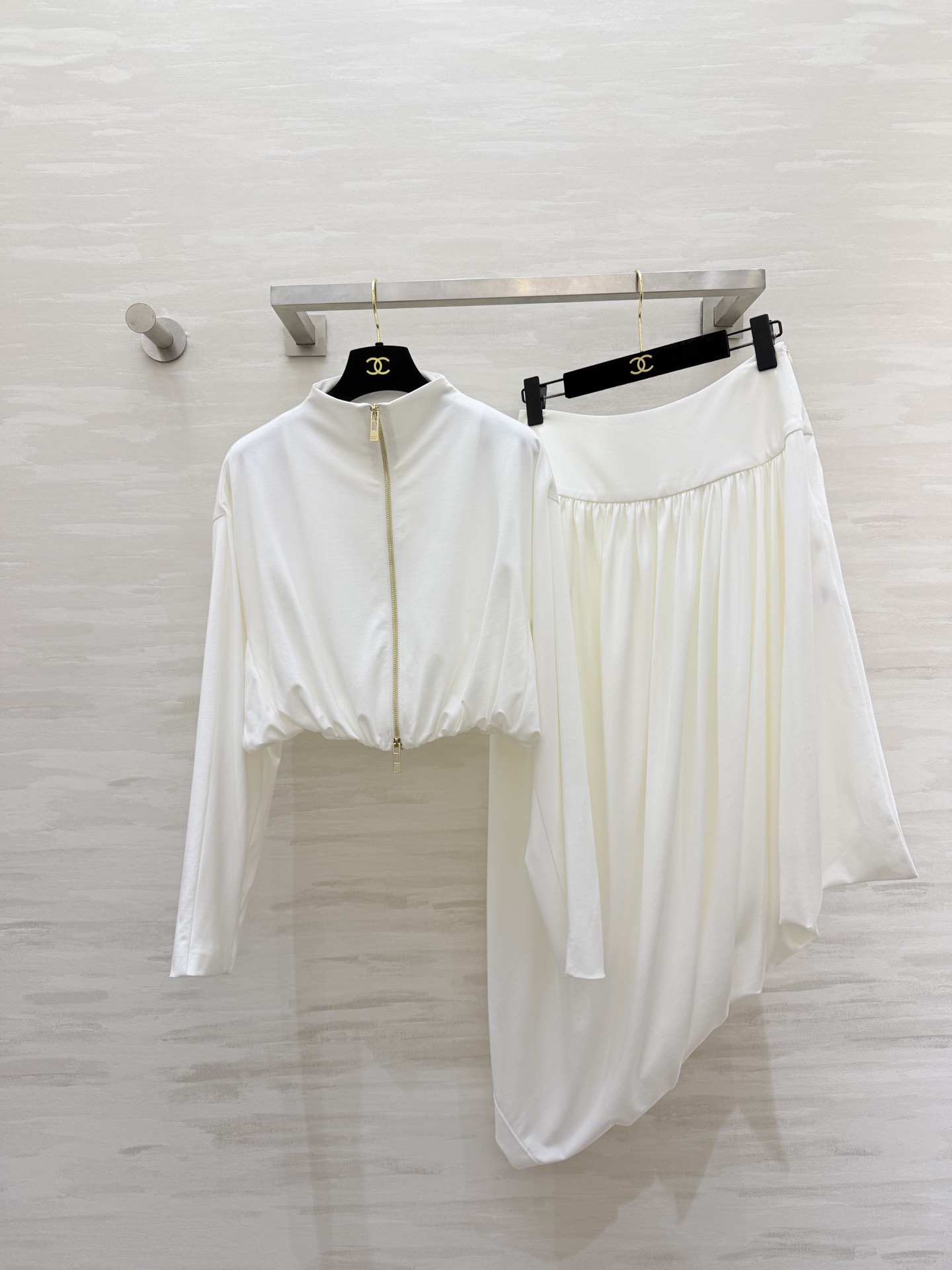 NO:737331,#ALA's new irregular suit. The acetate blended fabric is skin-friendly and comfortable. It looks super high-end when worn. High collar + zipper design. Elastic splicing at the waist to modify the body shape and is comfortable. The hem is irregularly cut and full of layers. The upper body of the set is simple and has a sense of design. A must-have for fashionistas!  High-quality customization, available in stock first size S/M/L (S size bust 108, length 38, waist 66, skirt length 90),,skirts,19860909#ALA新款 不规则套装 醋酸混纺面料亲肤舒适 穿上超显高级感 高领+拉链设计 腰部弹力拼接 修饰身形又舒适 下摆不规则剪裁 层次感满满 整套上身简约又有设计感 时髦精必入！高品质定制 现货首发sizeS/M/L（s码胸围108,衣长38,腰围66,裙长90）,,skirts,,Women's clothing