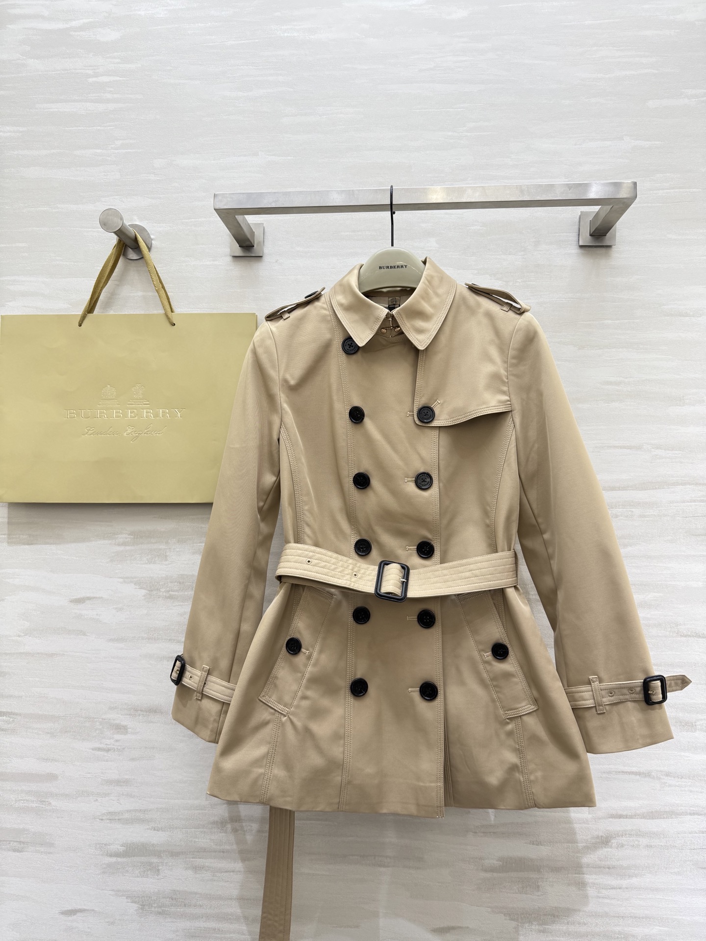 NO:720311,#The highest version on the market. The girl inspects the goods, trims the three marks on the threads, and delivers the goods. You can send pictures and take videos. If you want quality and service, please add me on WeChat. We will not accept urgent orders. BURBERR's new Sandlin windbreaker short windbreaker jacket. High-quality customization. Available in stock. Size 4/6/8/10/12 (size 8, shoulder width 37, chest 90, length 74), Burberry - Clothing, burberry, jackets & coats,19860909#市面最高版本小妹验货、修剪线头上三标、发货可发图及拍视频,要品质要服务的加我微信,不接急单. BURBERR新款 桑德林风衣短款风衣外套 高品质定制 现货首发size4/6/8/10/12（8码肩宽37,胸围90,衣长74）,博柏利-服装,burberry,jackets & coats,,Women's clothing