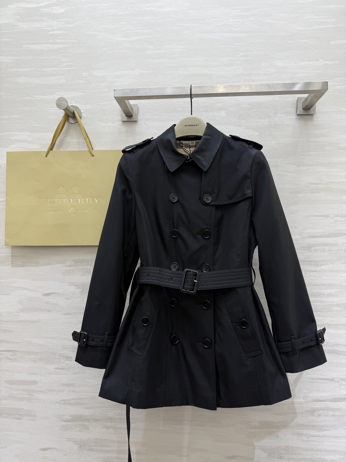 NO:720320,#The highest version on the market. The girl inspects the goods, trims the three marks on the threads, and delivers the goods. You can send pictures and take videos. If you want quality and service, please add me on WeChat. We will not accept urgent orders. BURBERR's new Sandlin windbreaker short windbreaker jacket. High-quality customization. Available in stock. Size 4/6/8/10/12 (size 8, shoulder width 37, chest 90, length 74), Burberry - Clothing, burberry, jackets & coats,19860909#市面最高版本小妹验货、修剪线头上三标、发货可发图及拍视频,要品质要服务的加我微信,不接急单. BURBERR新款 桑德林风衣短款风衣外套 高品质定制 现货首发size4/6/8/10/12（8码肩宽37,胸围90,衣长74）,博柏利-服装,burberry,jackets & coats,,Women's clothing