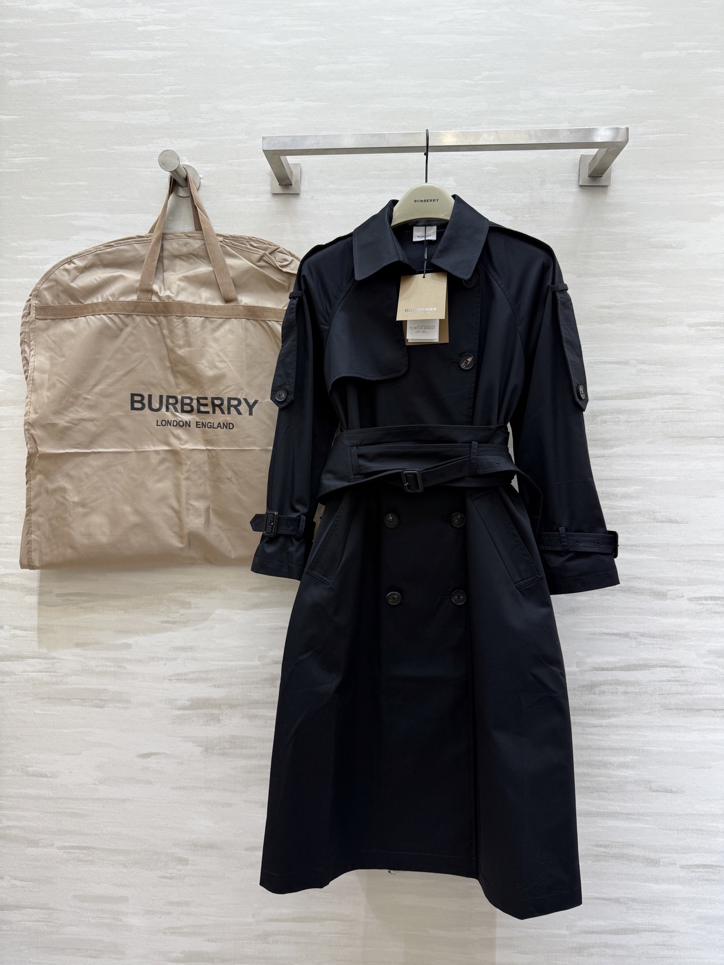 NO:720308,#The highest version on the market. The girl inspects the goods, trims the three marks on the threads, and delivers the goods. You can send pictures and videos. If you want quality and service, add me on WeChat. We will not accept urgent orders. Burberr's new heavy retro double-breasted stiff silhouette sister style windbreaker jacket. The waist belt is atmospheric and aura. Three-dimensional tailoring silhouette. High quality. Available in stock in size S/M/L (S size bust 98, length 110), Burberry - Clothing, burberry, jackets &  coats,19860909#市面最高版本小妹验货、修剪线头上三标、发货可发图及拍视频,要品质要服务的加我微信,不接急单. Burberr新款 重磅复古双排扣 挺括廓形姐系风衣外套 腰部腰封式腰带大气有气场 立体剪裁廓形 高品质 现货来sizeS/M/L（s码胸围98,衣长110）,博柏利-服装,burberry,jackets & coats,,Women's clothing