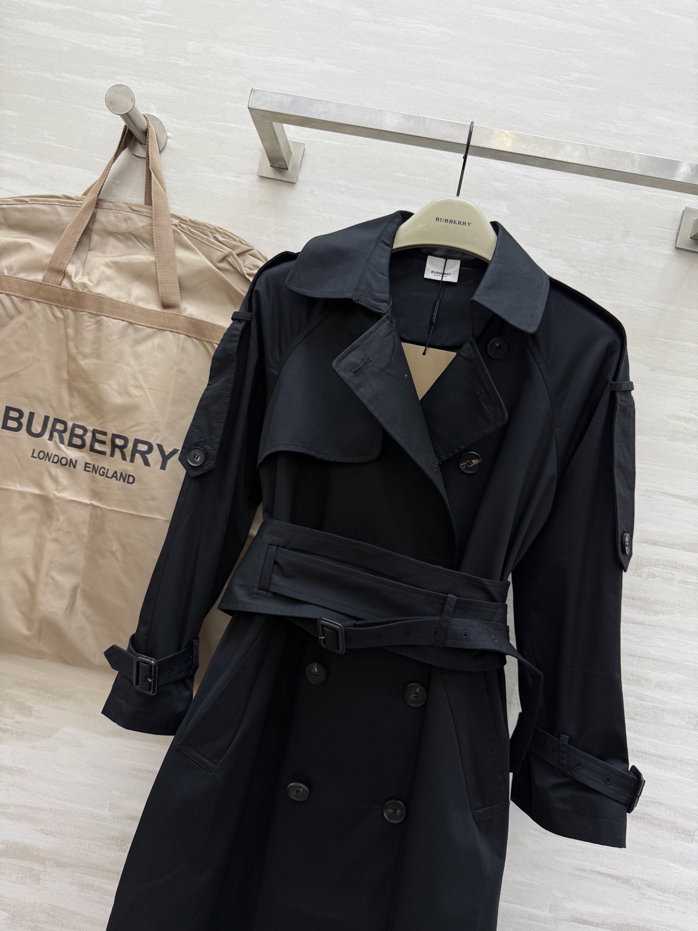#Burberr♡新款 重磅复古双排扣 挺括廓形姐系风衣外套 腰部腰封式腰带大气有气场 立体剪裁廓形 高