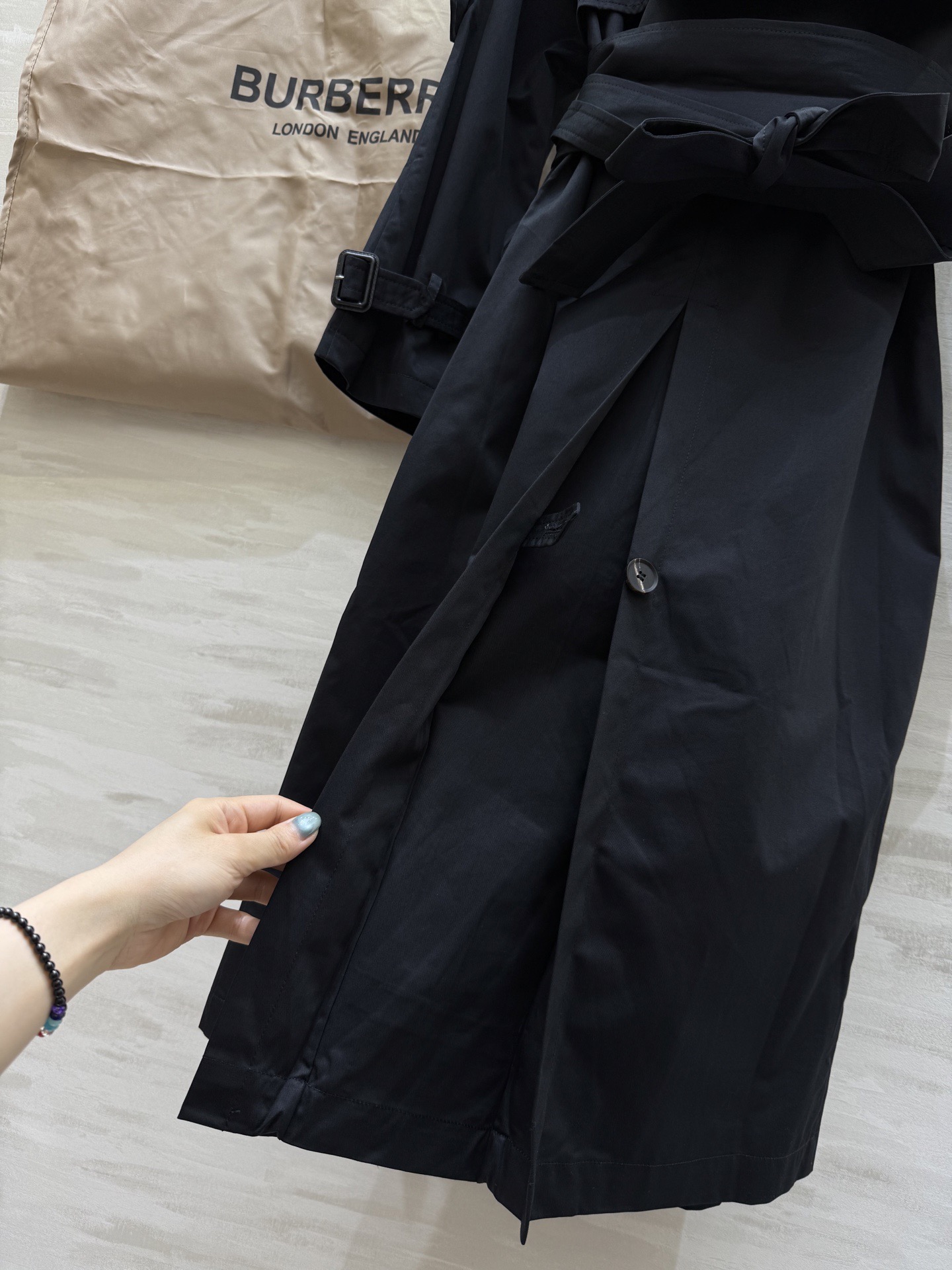 #Burberr♡新款 重磅复古双排扣 挺括廓形姐系风衣外套 腰部腰封式腰带大气有气场 立体剪裁廓形 高