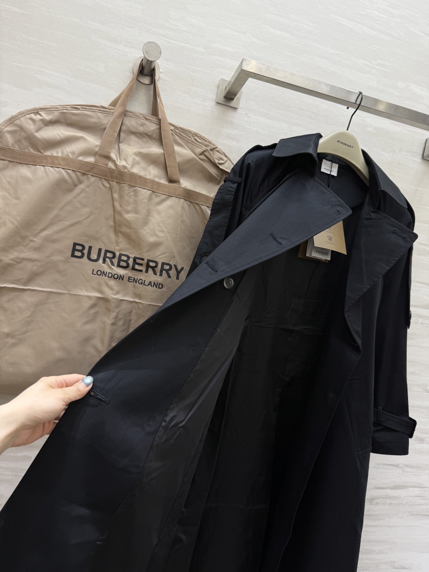 #Burberr♡新款 重磅复古双排扣 挺括廓形姐系风衣外套 腰部腰封式腰带大气有气场 立体剪裁廓形 高
