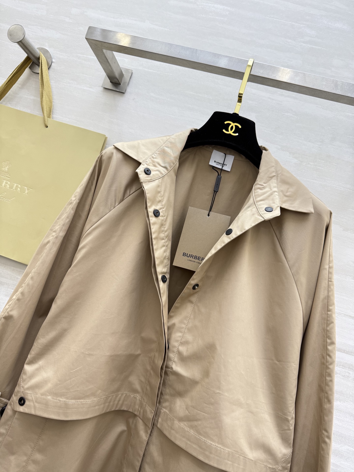 #Burberr♡²⁶早春新款 中长款风衣 简约设计 宽松版型 轻薄面料超适合早春入手 袖口可调节纽扣细