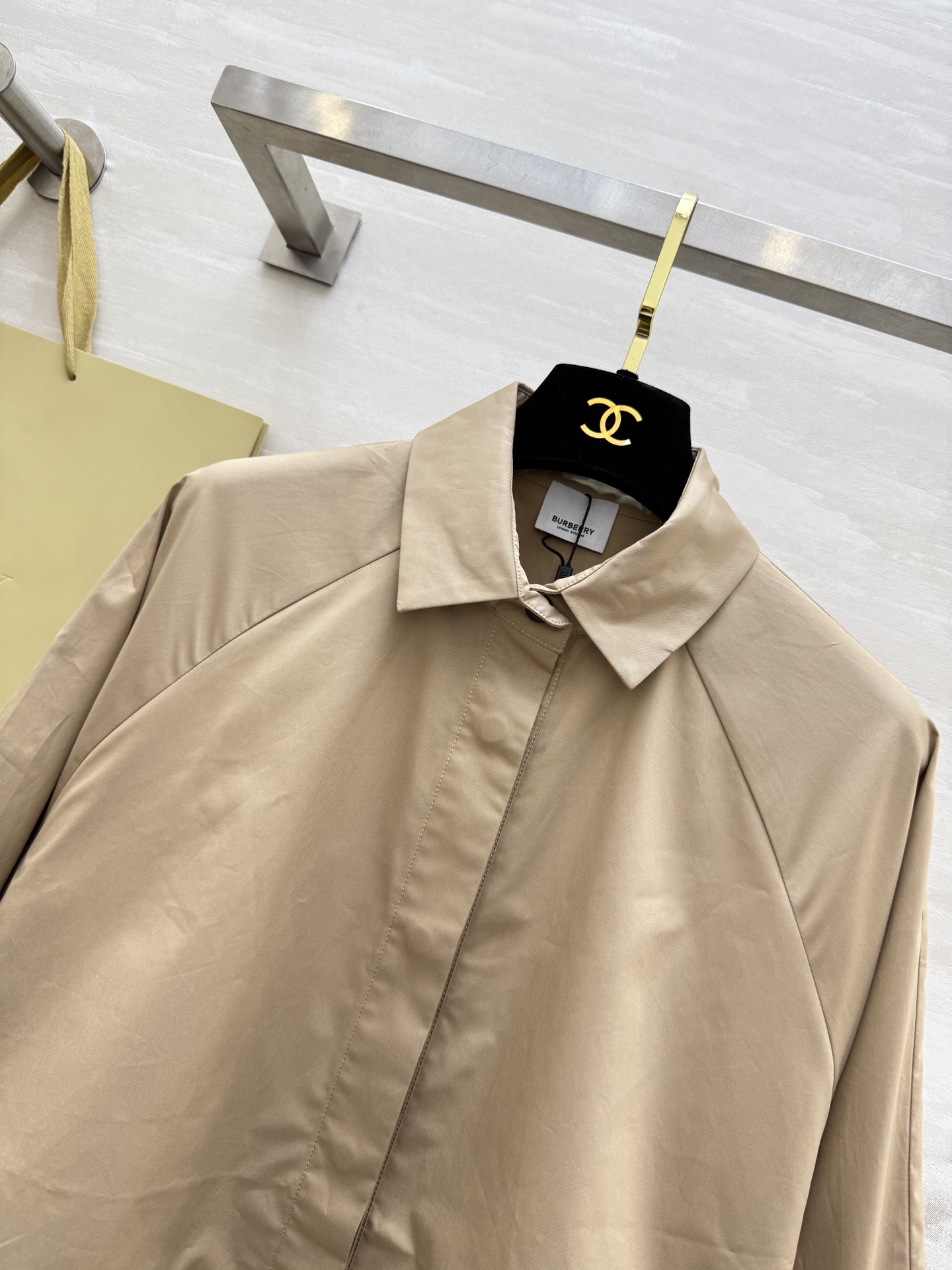 #Burberr♡²⁶早春新款 中长款风衣 简约设计 宽松版型 轻薄面料超适合早春入手 袖口可调节纽扣细