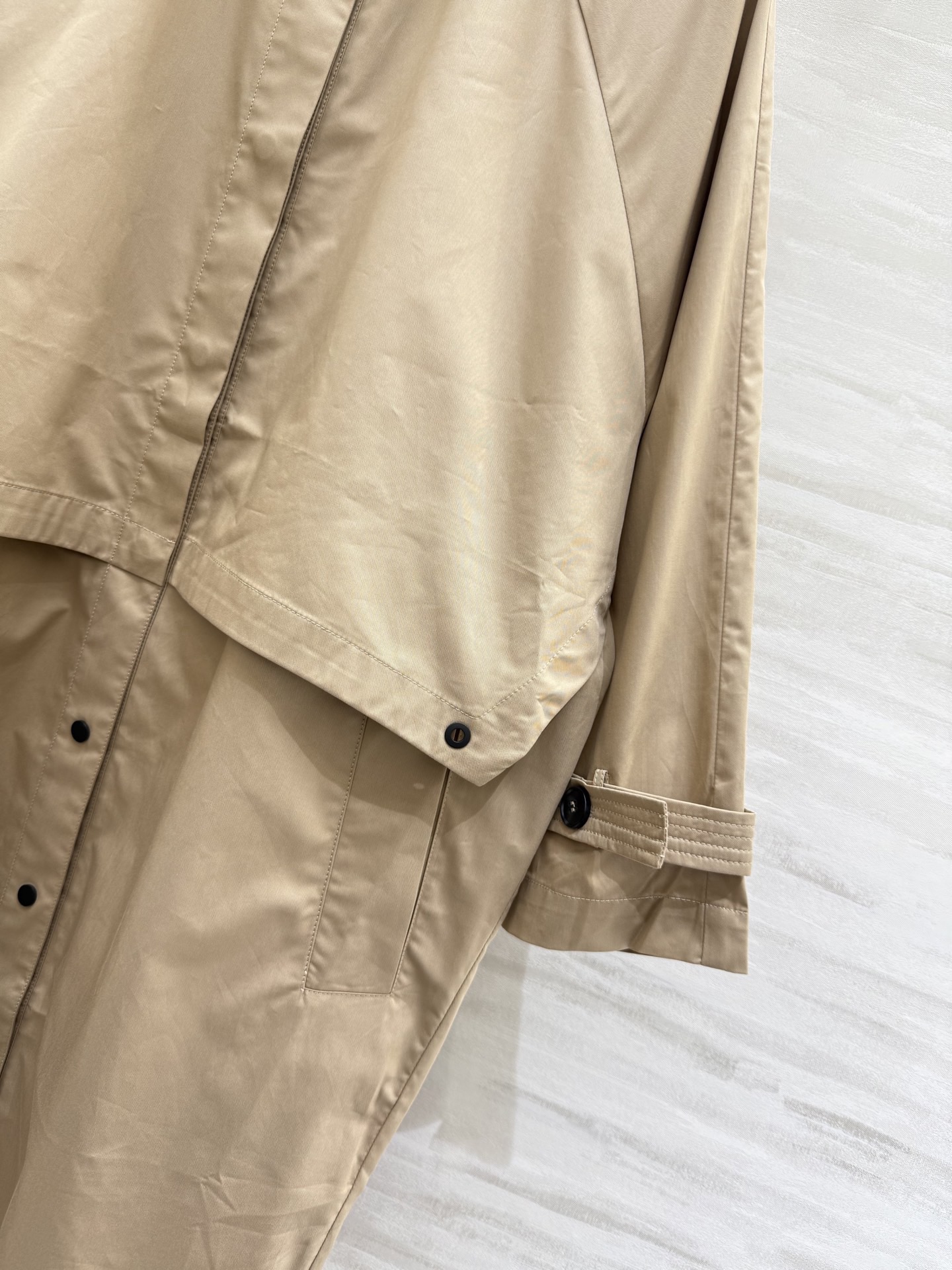 #Burberr♡²⁶早春新款 中长款风衣 简约设计 宽松版型 轻薄面料超适合早春入手 袖口可调节纽扣细