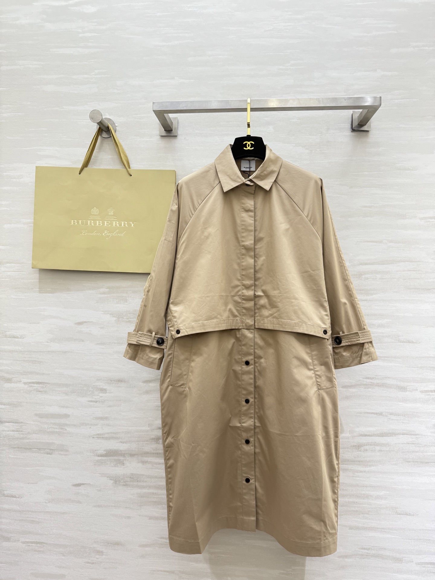 NO:720291,#The highest version on the market. The girl inspects the goods, trims the three marks on the threads, and delivers the goods. You can send pictures and take videos. If you want quality or service, please add me on WeChat. We will not accept urgent orders. Burberr's new style for early spring. Mid-length windbreaker. Simple design. Loose fit. Light and thin fabric is perfect for early spring. Adjustable button details on the cuffs are perfect. Mid-length cut!  It can be easily used for commuting and leisure!  High-quality customization, available in stock first size S/M/L (S size bust 126, length 101), Burberry-clothing, burberry,19860909#市面最高版本小妹验货、修剪线头上三标、发货可发图及拍视频,要品质要服务的加我微信,不接急单. Burberr早春新款 中长款风衣 简约设计 宽松版型 轻薄面料超适合早春入手 袖口可调节纽扣细节满分 中长款剪裁！通勤、休闲都能轻松驾驭！高品质定制 现货首发sizeS/M/L（s码胸围126,衣长101）,博柏利-服装,burberry,,Women's clothing