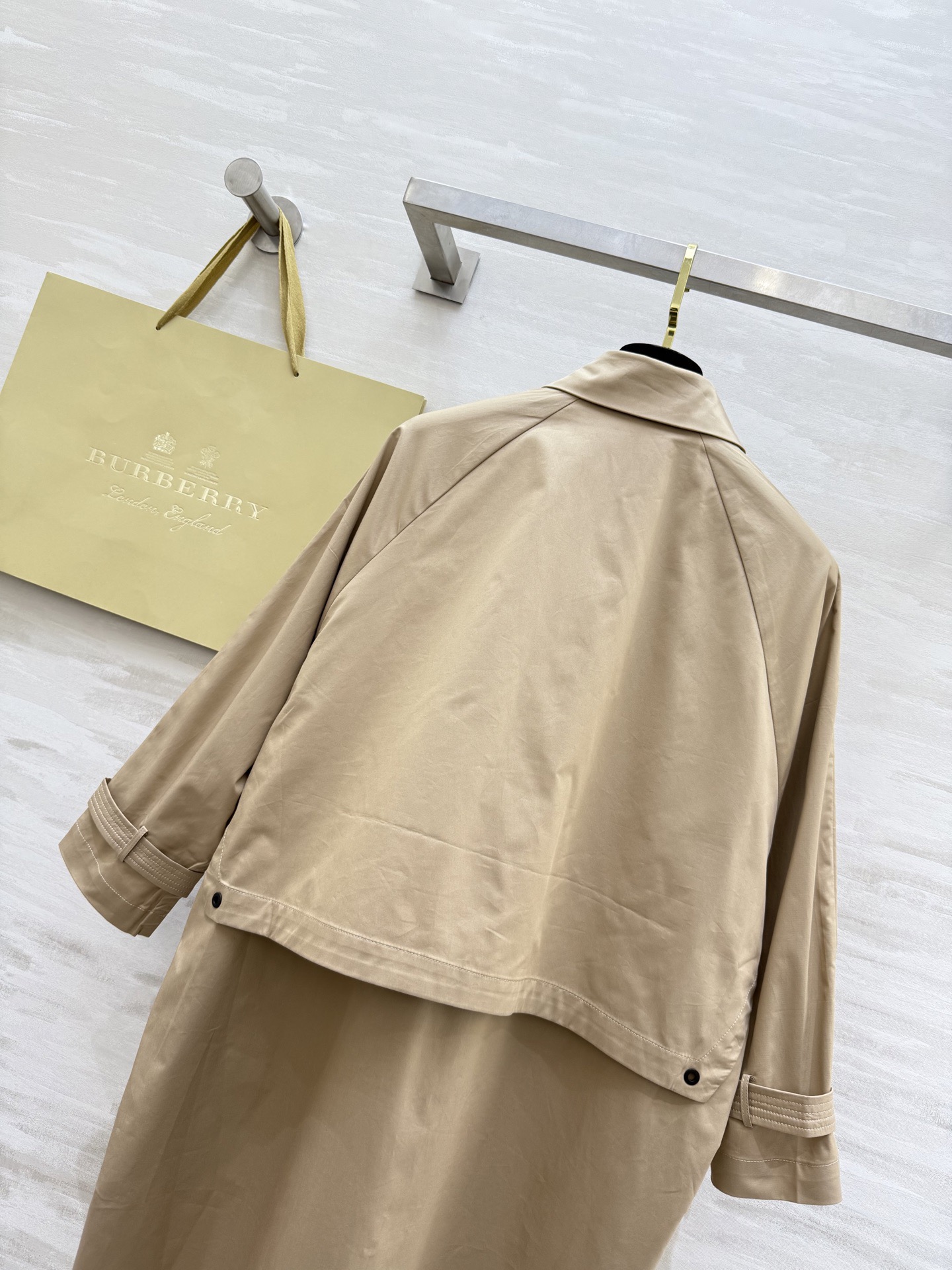 #Burberr♡²⁶早春新款 中长款风衣 简约设计 宽松版型 轻薄面料超适合早春入手 袖口可调节纽扣细