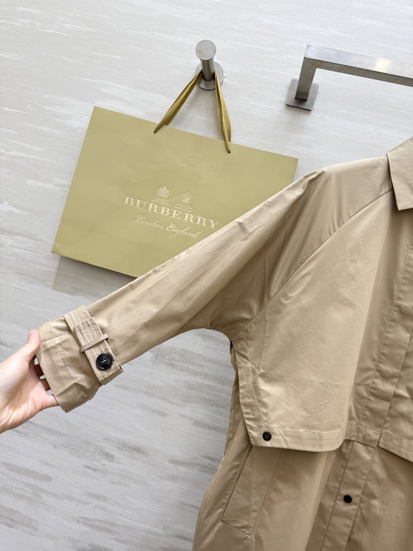 #Burberr♡²⁶早春新款 中长款风衣 简约设计 宽松版型 轻薄面料超适合早春入手 袖口可调节纽扣细