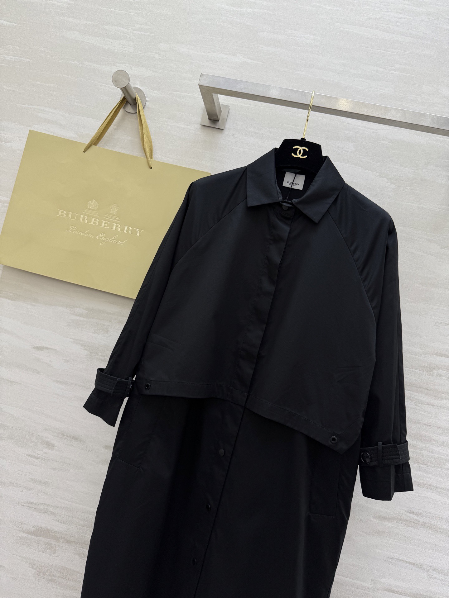 #Burberr♡²⁶早春新款 中长款风衣 简约设计 宽松版型 轻薄面料超适合早春入手 袖口可调节纽扣细