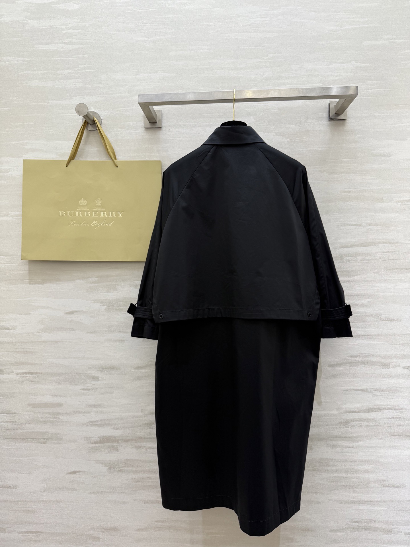 #Burberr♡²⁶早春新款 中长款风衣 简约设计 宽松版型 轻薄面料超适合早春入手 袖口可调节纽扣细