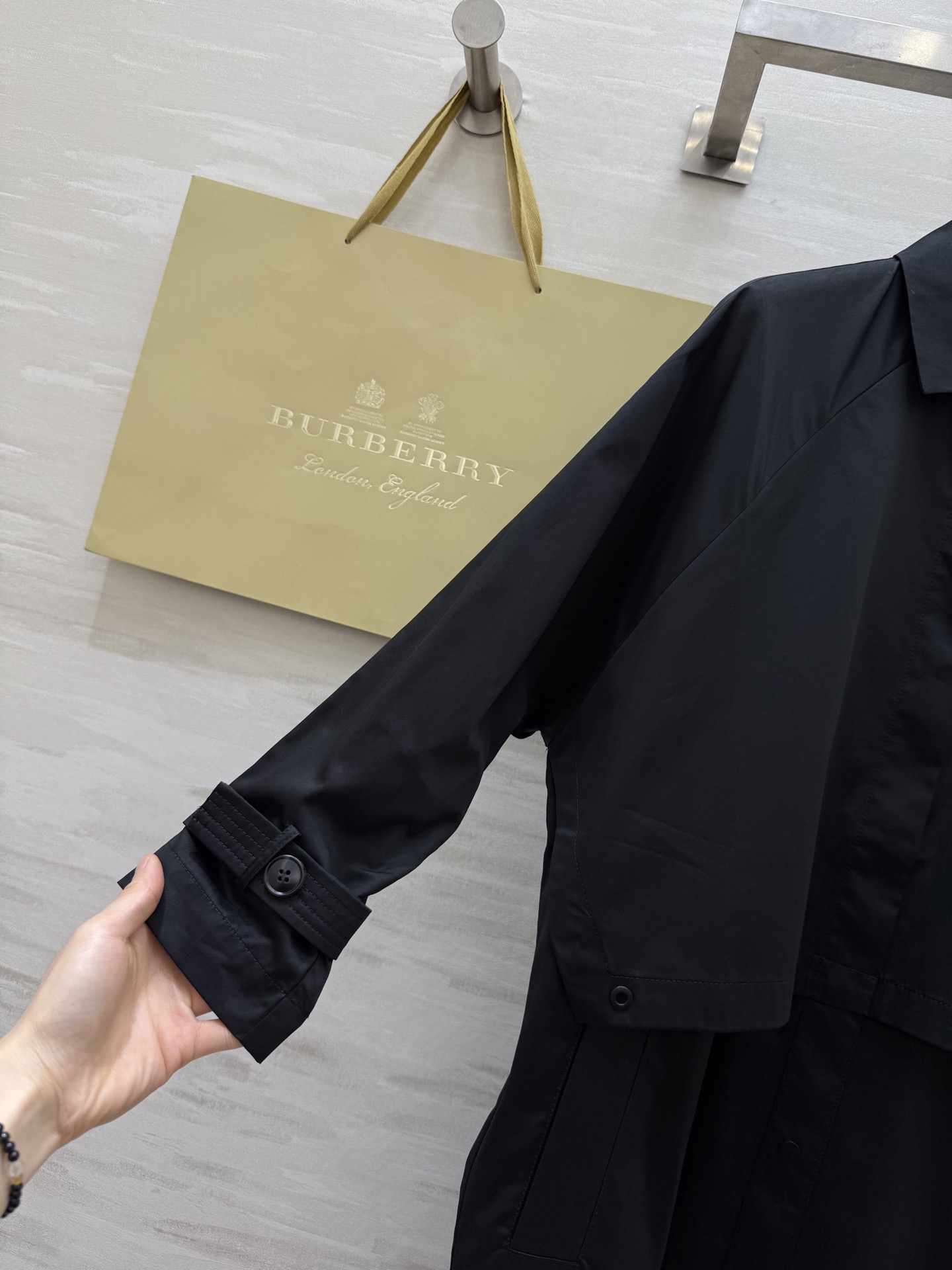 #Burberr♡²⁶早春新款 中长款风衣 简约设计 宽松版型 轻薄面料超适合早春入手 袖口可调节纽扣细