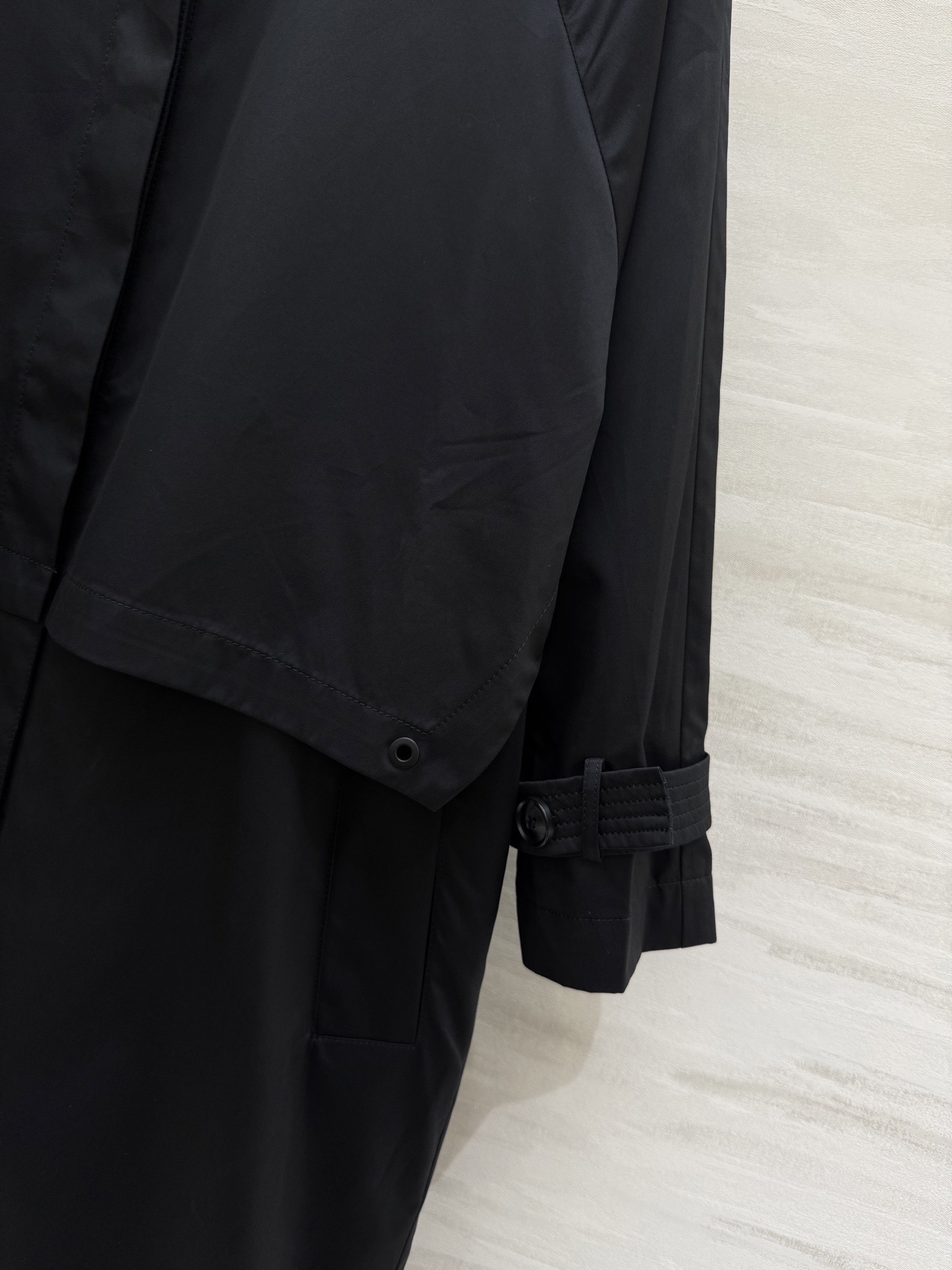 #Burberr♡²⁶早春新款 中长款风衣 简约设计 宽松版型 轻薄面料超适合早春入手 袖口可调节纽扣细