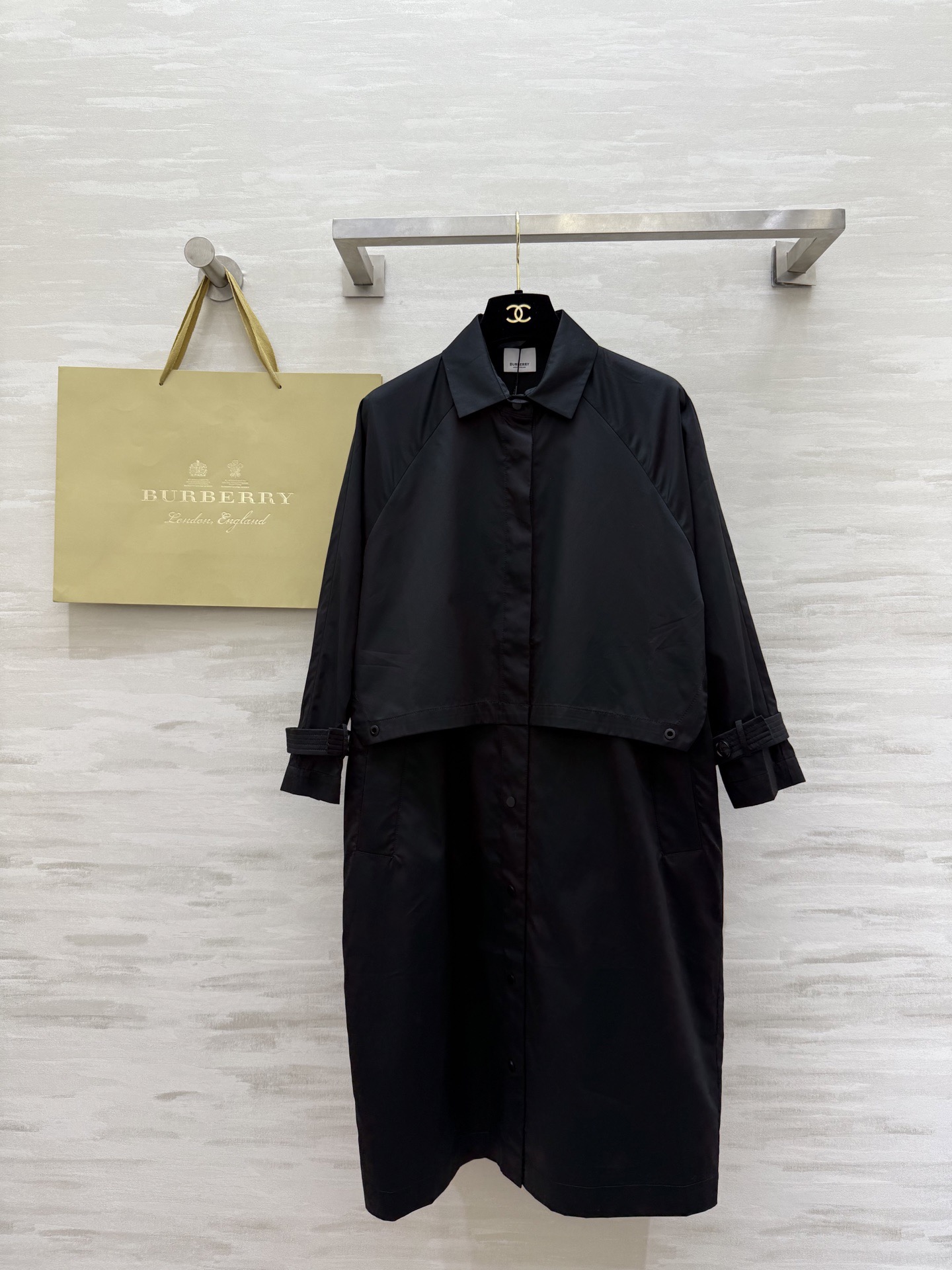 #Burberr♡²⁶早春新款 中长款风衣 简约设计 宽松版型 轻薄面料超适合早春入手 袖口可调节纽扣细