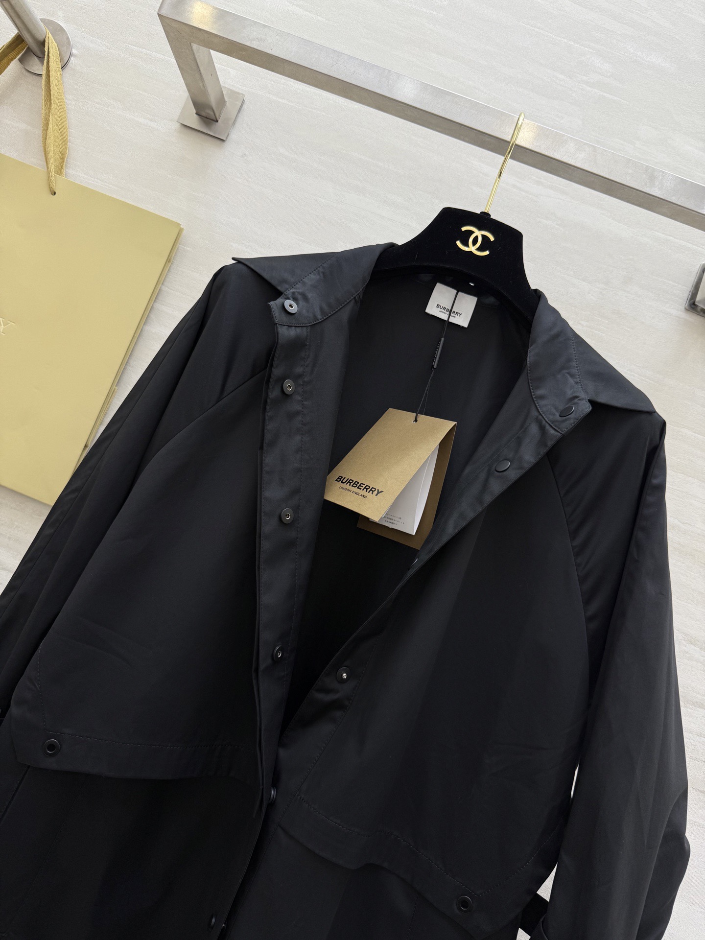 #Burberr♡²⁶早春新款 中长款风衣 简约设计 宽松版型 轻薄面料超适合早春入手 袖口可调节纽扣细