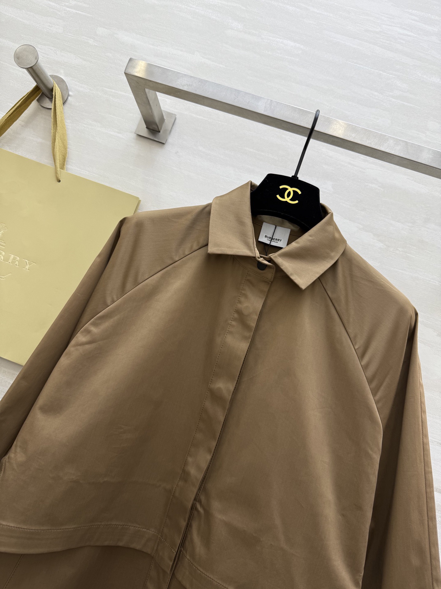 #Burberr♡²⁶早春新款 中长款风衣 简约设计 宽松版型 轻薄面料超适合早春入手 袖口可调节纽扣细