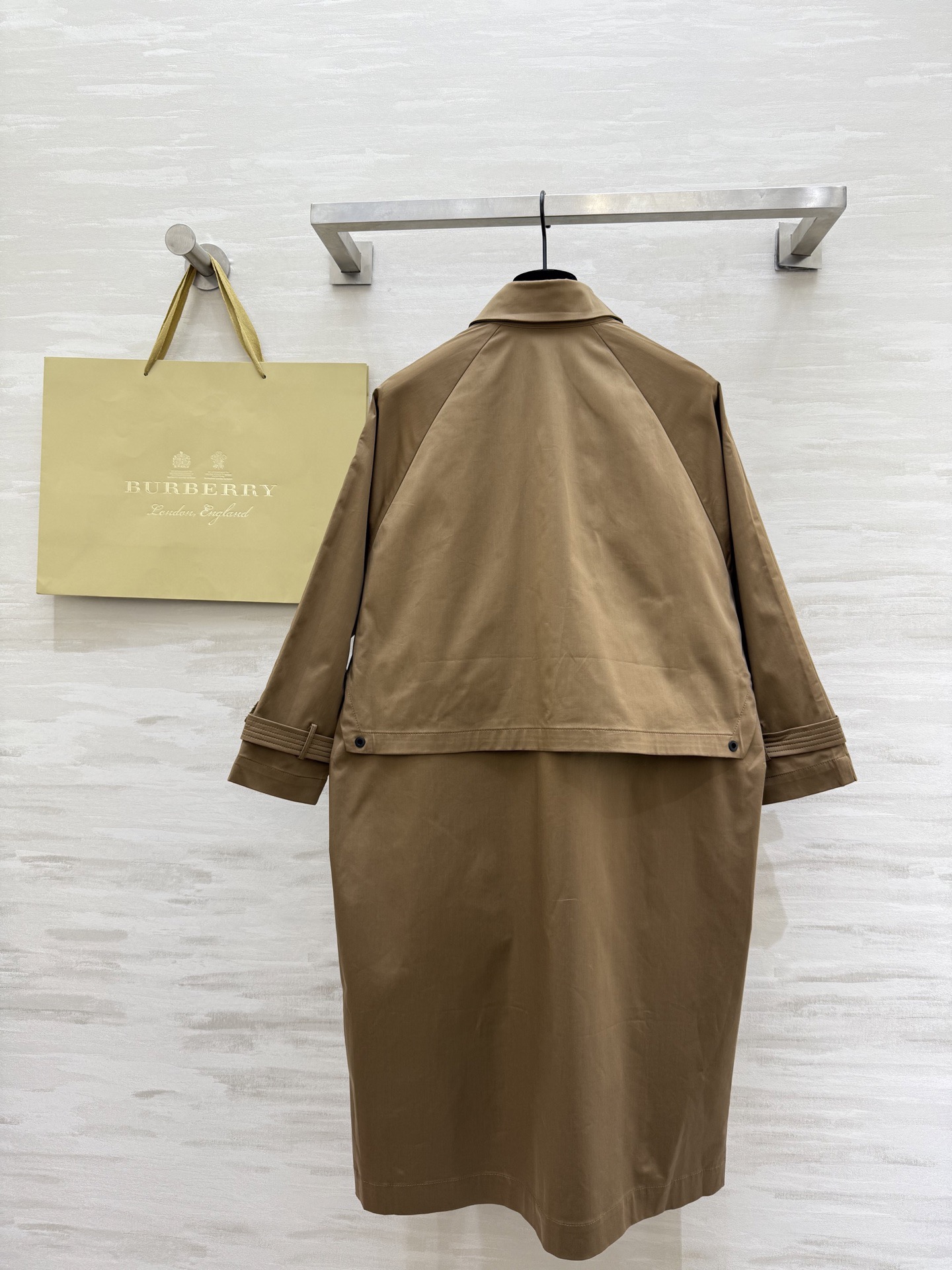 #Burberr♡²⁶早春新款 中长款风衣 简约设计 宽松版型 轻薄面料超适合早春入手 袖口可调节纽扣细