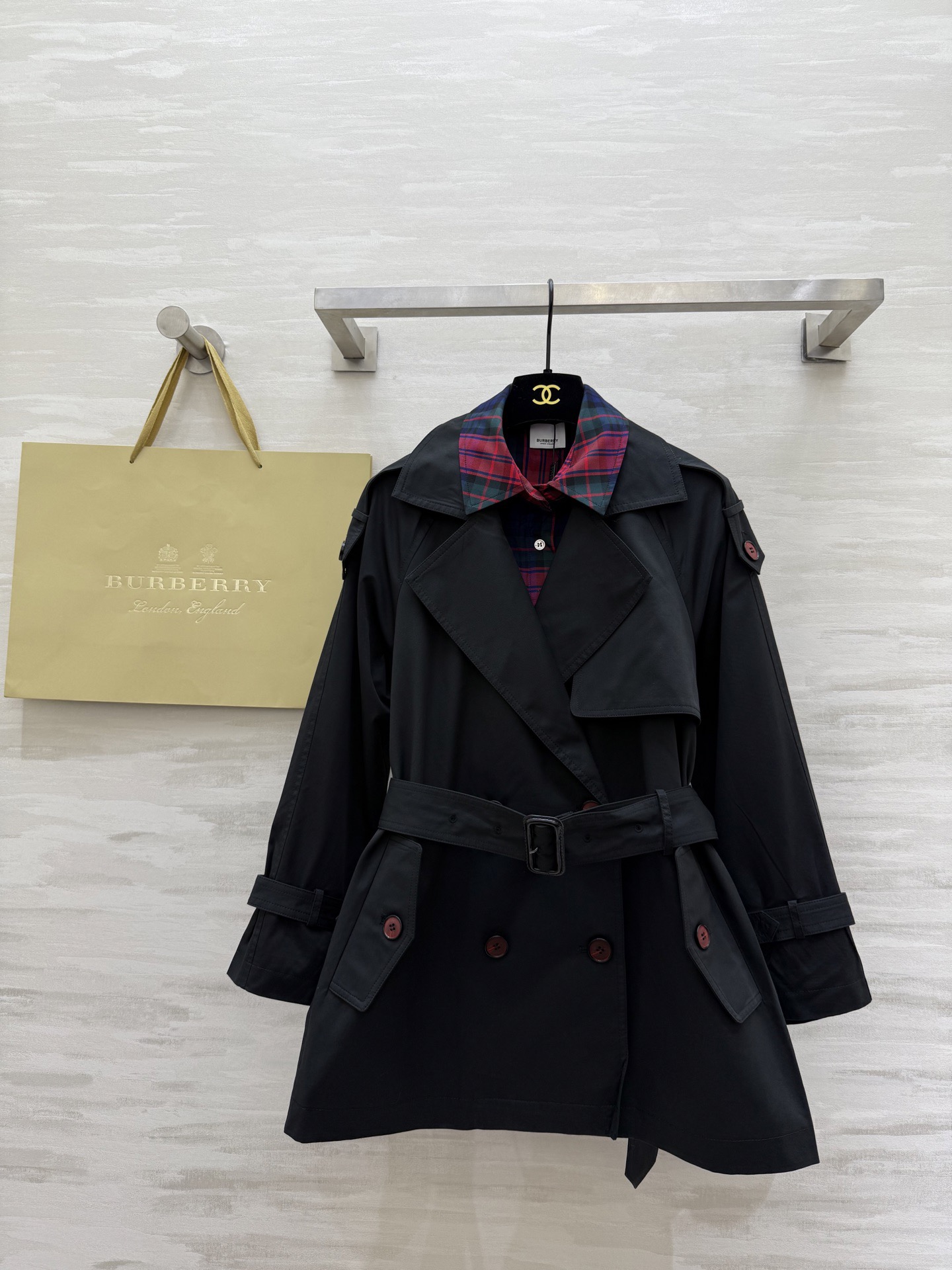 NO:720290,#The highest version on the market. The girl inspects the goods, trims the three marks on the threads, and delivers the goods. You can post pictures and take videos. If you want quality and service, please add me on WeChat. We will not accept urgent orders. Burberr new fake two-piece design lapel windbreaker jacket. High-quality customization. Available in stock first size S/M/L (S size bust 102, length 72), Burberry - Clothing, burberry, jackets & coats,19860909#市面最高版本小妹验货、修剪线头上三标、发货可发图及拍视频,要品质要服务的加我微信,不接急单. Burberr新款 假两件设计翻领风衣外套 高品质定制 现货首发sizeS/M/L（s码胸围102,衣长72）,博柏利-服装,burberry,jackets & coats,,Women's clothing