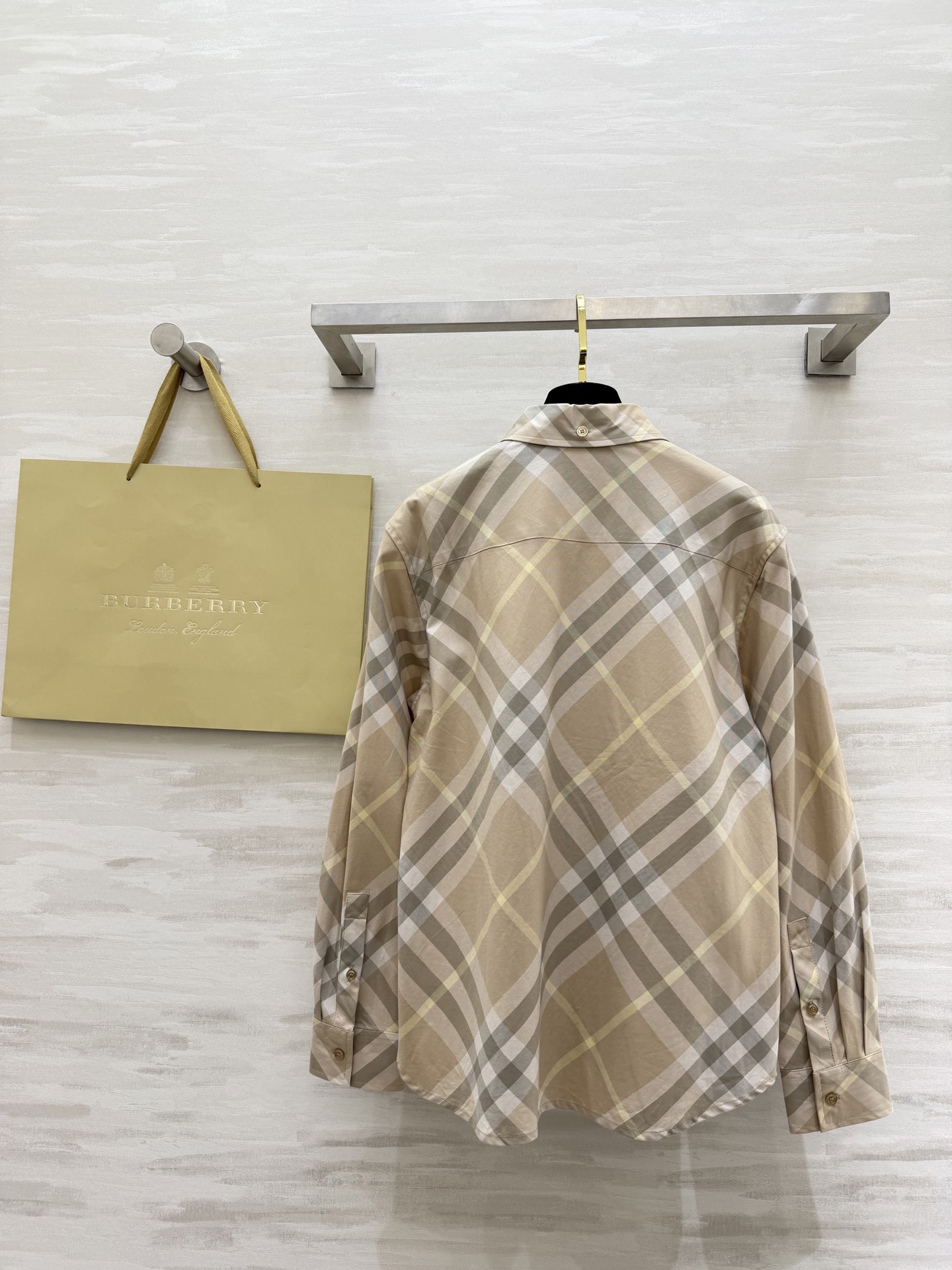 #Burberr♡²⁶新款 格纹衬衣 经典格纹设计 棉质面料柔软透气穿着舒适 单排扣+翻领 细节精致 领