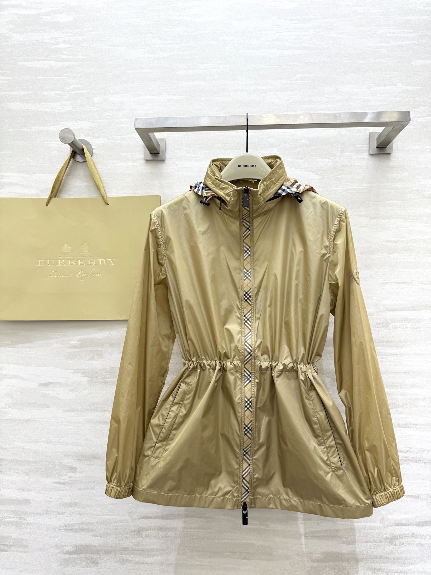 #BURBERR♡新款 轻薄抽绳中长款外套 格纹细节控看这里！轻薄外套巧搭经典格纹饰边 独特设计瞬间点亮