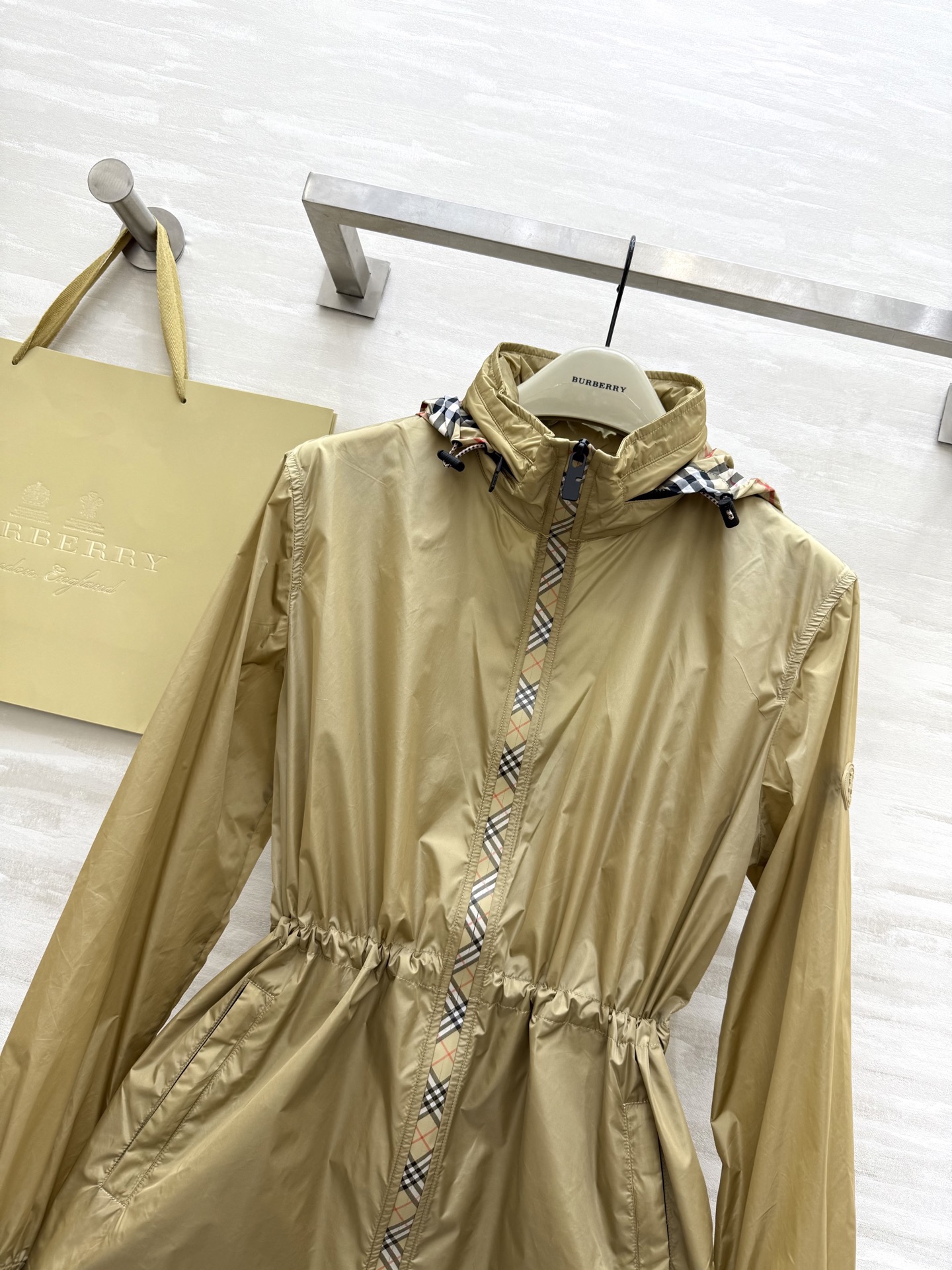 #BURBERR♡新款 轻薄抽绳中长款外套 格纹细节控看这里！轻薄外套巧搭经典格纹饰边 独特设计瞬间点亮