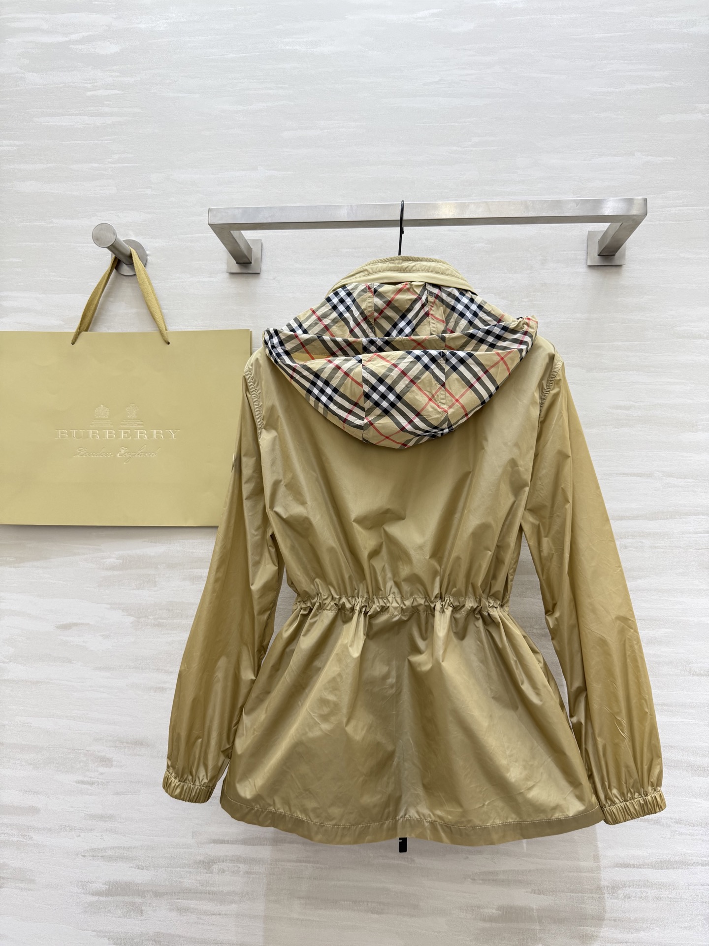 #BURBERR♡新款 轻薄抽绳中长款外套 格纹细节控看这里！轻薄外套巧搭经典格纹饰边 独特设计瞬间点亮