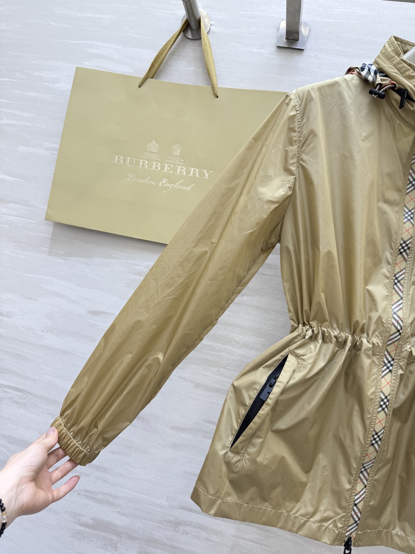 #BURBERR♡新款 轻薄抽绳中长款外套 格纹细节控看这里！轻薄外套巧搭经典格纹饰边 独特设计瞬间点亮