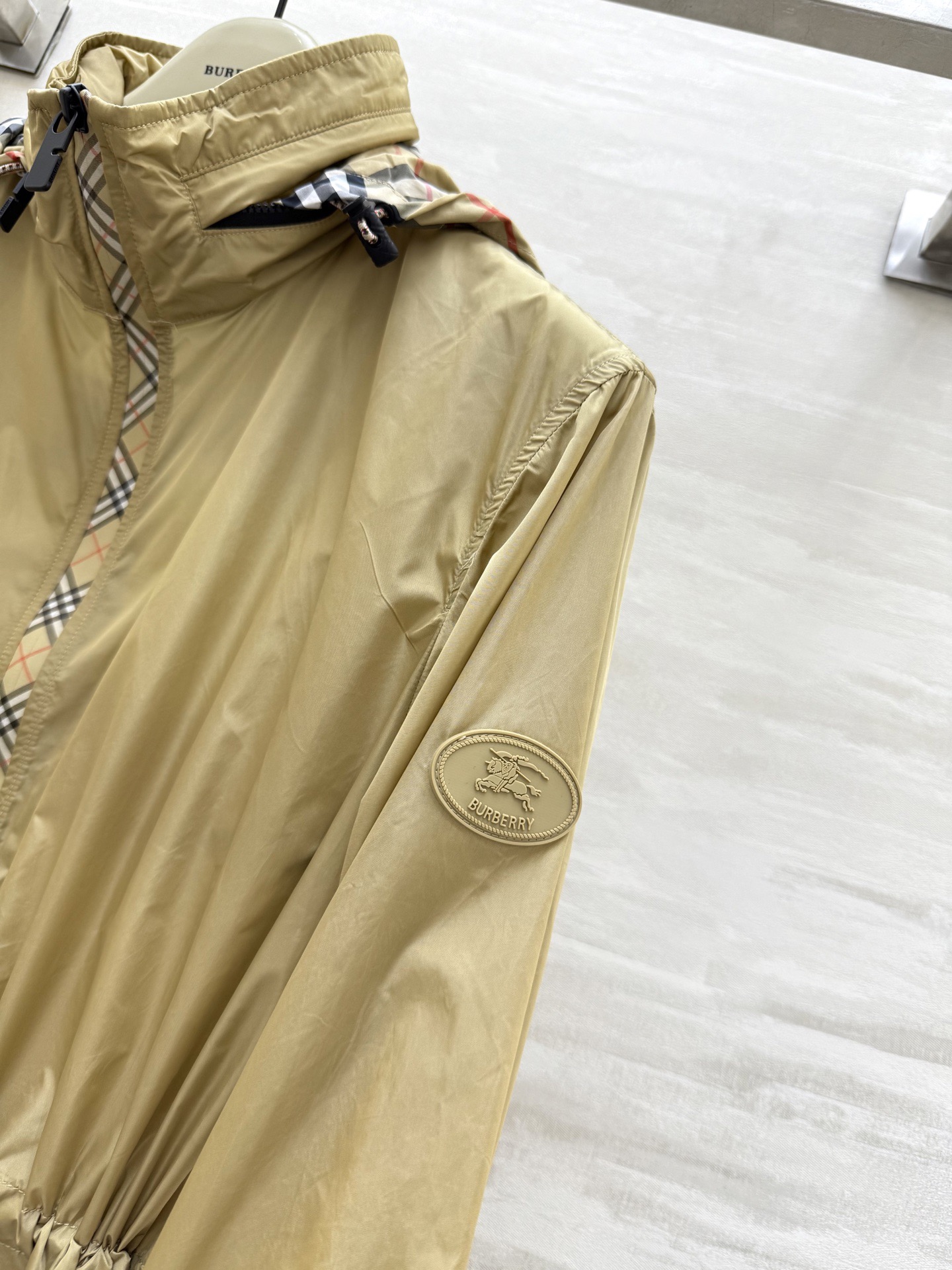 #BURBERR♡新款 轻薄抽绳中长款外套 格纹细节控看这里！轻薄外套巧搭经典格纹饰边 独特设计瞬间点亮