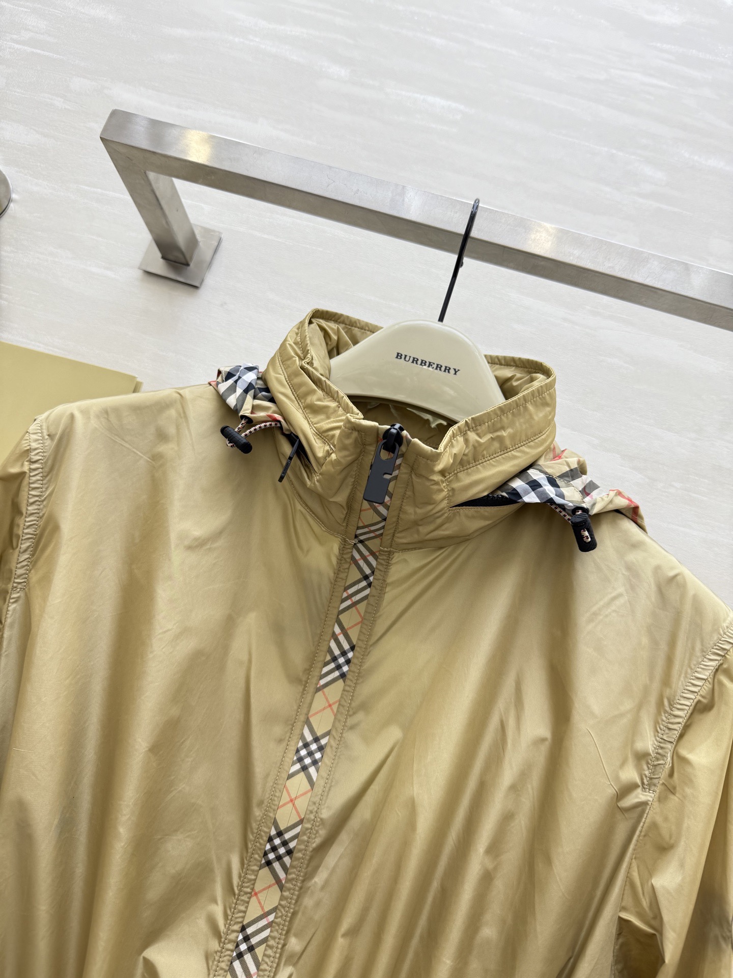 #BURBERR♡新款 轻薄抽绳中长款外套 格纹细节控看这里！轻薄外套巧搭经典格纹饰边 独特设计瞬间点亮
