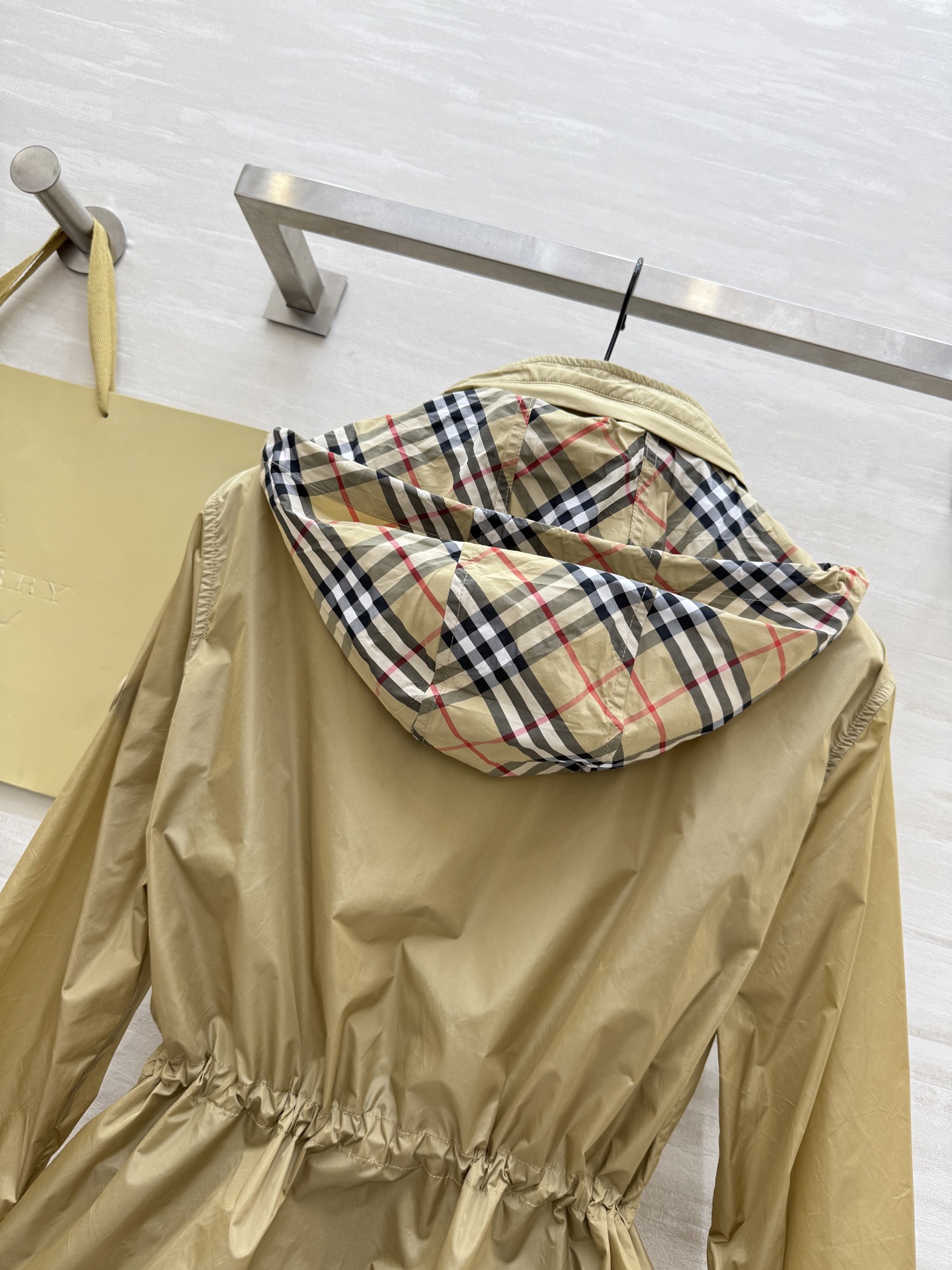 #BURBERR♡新款 轻薄抽绳中长款外套 格纹细节控看这里！轻薄外套巧搭经典格纹饰边 独特设计瞬间点亮