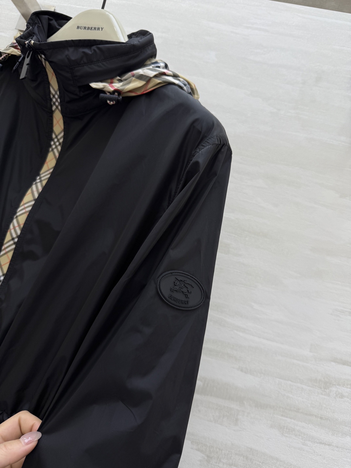 #BURBERR♡新款 轻薄抽绳中长款外套 格纹细节控看这里！轻薄外套巧搭经典格纹饰边 独特设计瞬间点亮