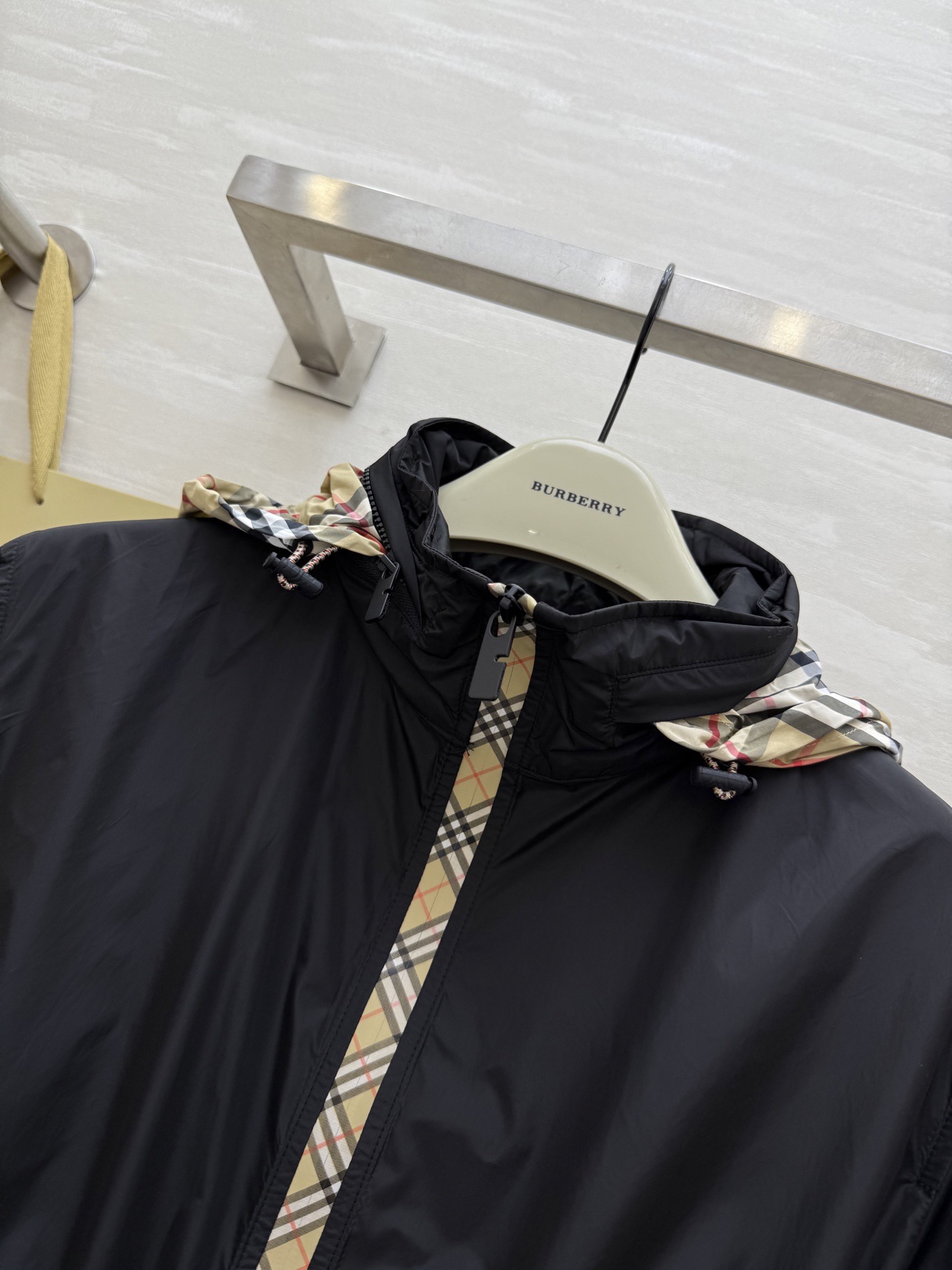 #BURBERR♡新款 轻薄抽绳中长款外套 格纹细节控看这里！轻薄外套巧搭经典格纹饰边 独特设计瞬间点亮