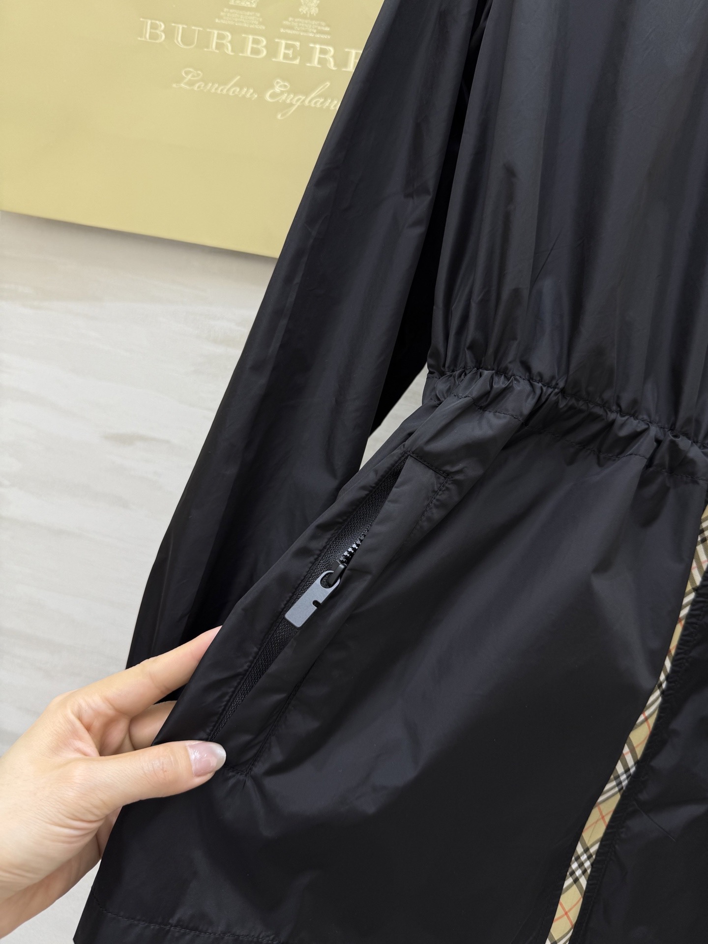 #BURBERR♡新款 轻薄抽绳中长款外套 格纹细节控看这里！轻薄外套巧搭经典格纹饰边 独特设计瞬间点亮